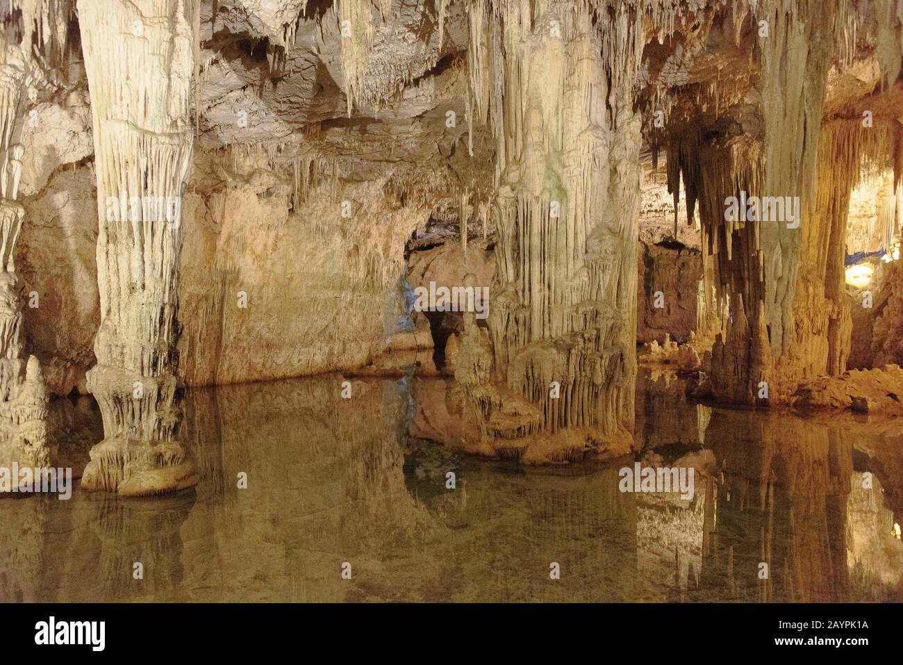 La grotte de Neptune est une grotte stalactite près de la ville d'Alghero sur l'île de Sardaigne, en Italie. Banque D'Images