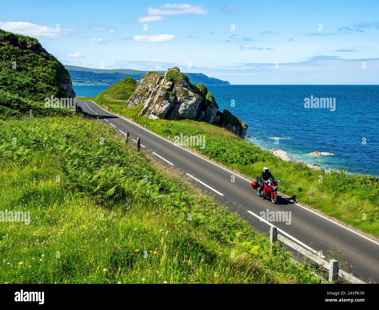 La côte est de l'Irlande du Nord et Antrim Coast Road A, route côtière Causeway avec une moto. L'une des routes côtières les plus pittoresques Banque D'Images