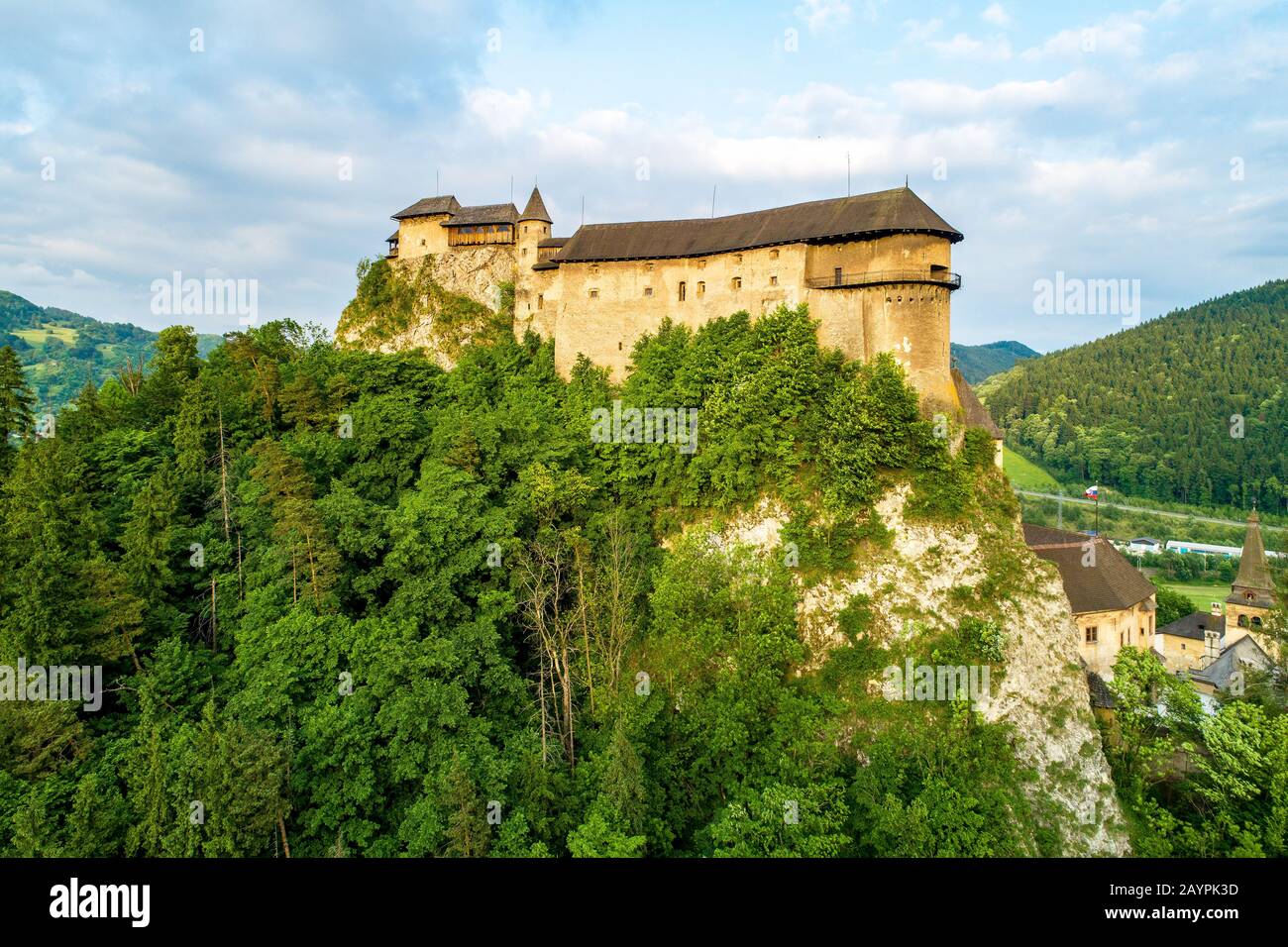 Château d'Orava - Oravsky Hrad à Oravsky Podzamok en Slovaquie. Forteresse médiévale sur une falaise extrêmement haute et raide. Vue aérienne Banque D'Images