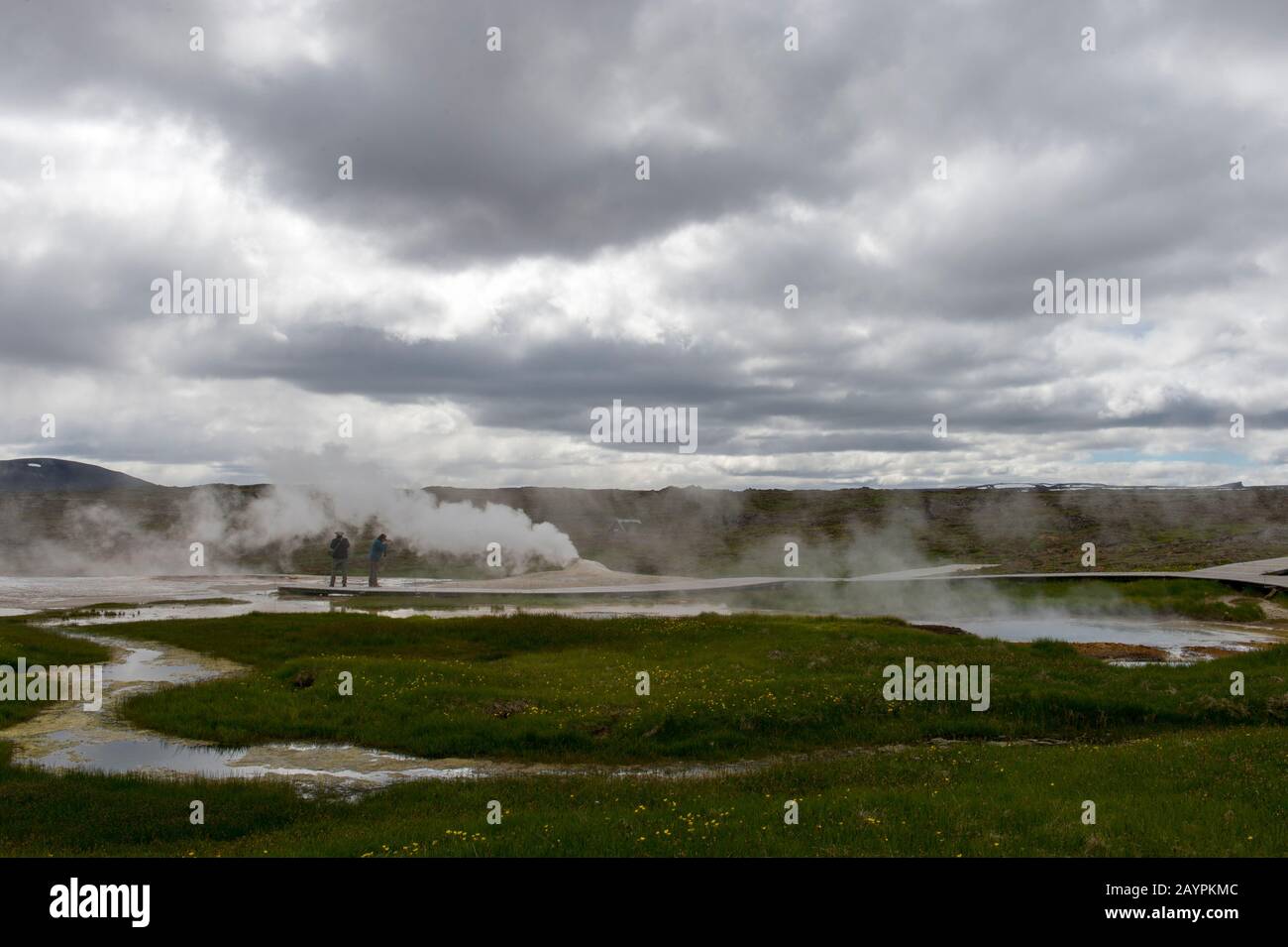 Les gens marchent sur les promenades à travers les sources chaudes à Hveravellir, une zone géothermique de fumarales, et des piscines chaudes multicolores dans le centre de l'aig Banque D'Images