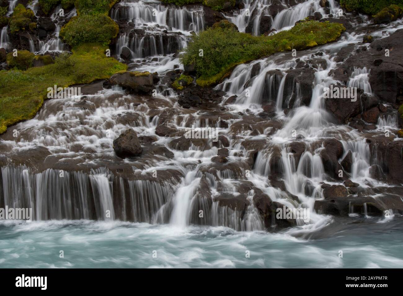 Vue sur Hraunfosar (chutes de Lava) dans l'ouest de l'Islande sont de beaux phénomènes naturels inhabituels avec des sources claires et froides de mer souterraine d'eau Banque D'Images