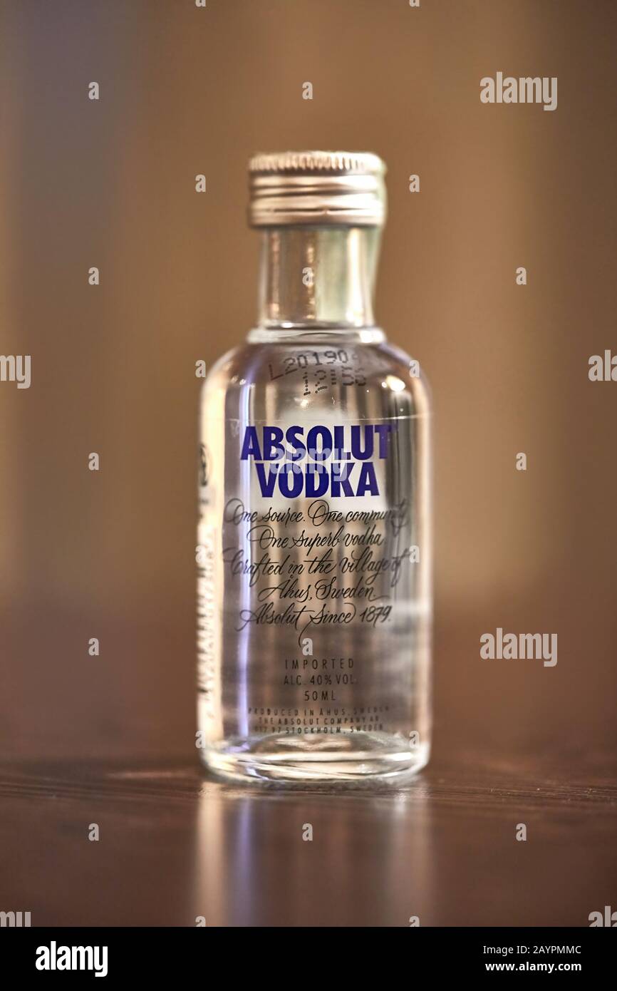 Bottle of absolute vodka Banque de photographies et d’images à haute résolution Alamy