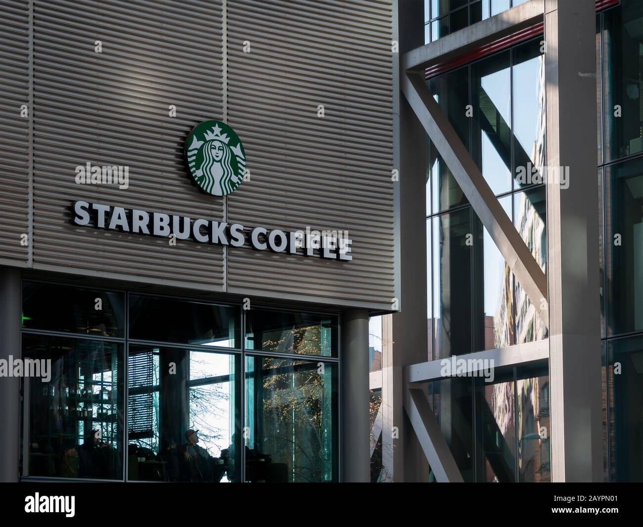 Berlin, Allemagne - 8 Février 2020: Avant Starbucks Cafe Au Sony Center Près De Potsdamer Platz À Berlin, Allemagne Banque D'Images