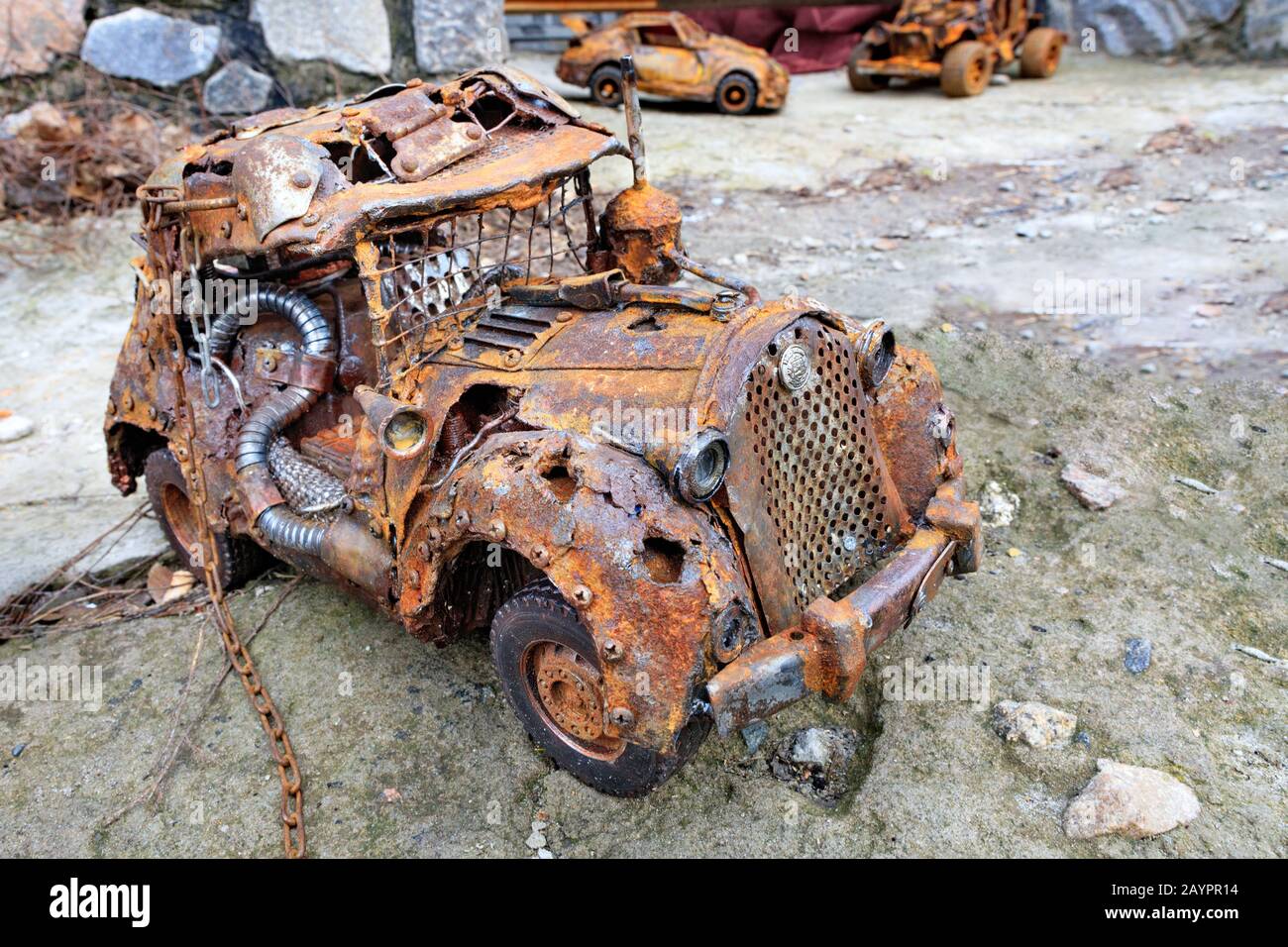 Une voiture jouet en métal de style rétro inventée avec une chaîne faite de déchets ménagers. Banque D'Images