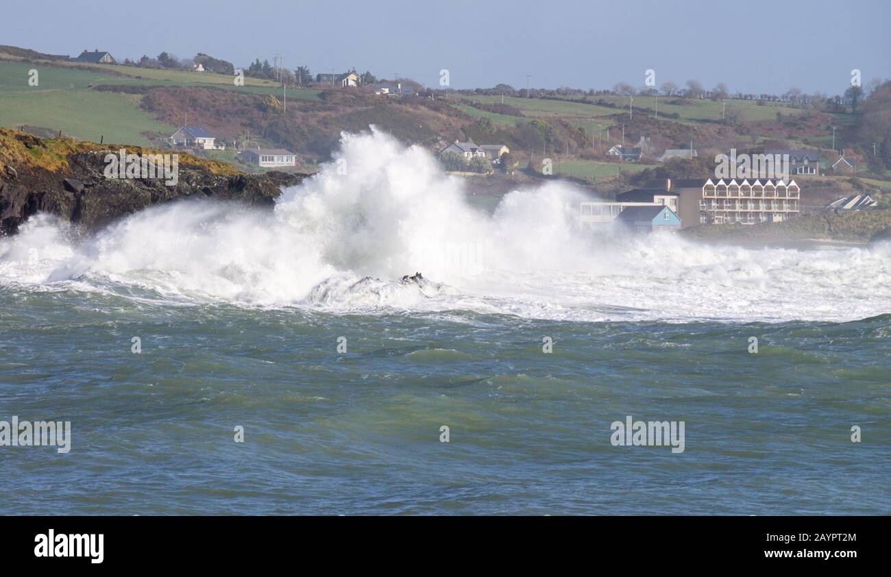 D'énormes vagues de tempête se brisant sur les falaises du Warren Rosscarbery West Cork Irlande Banque D'Images