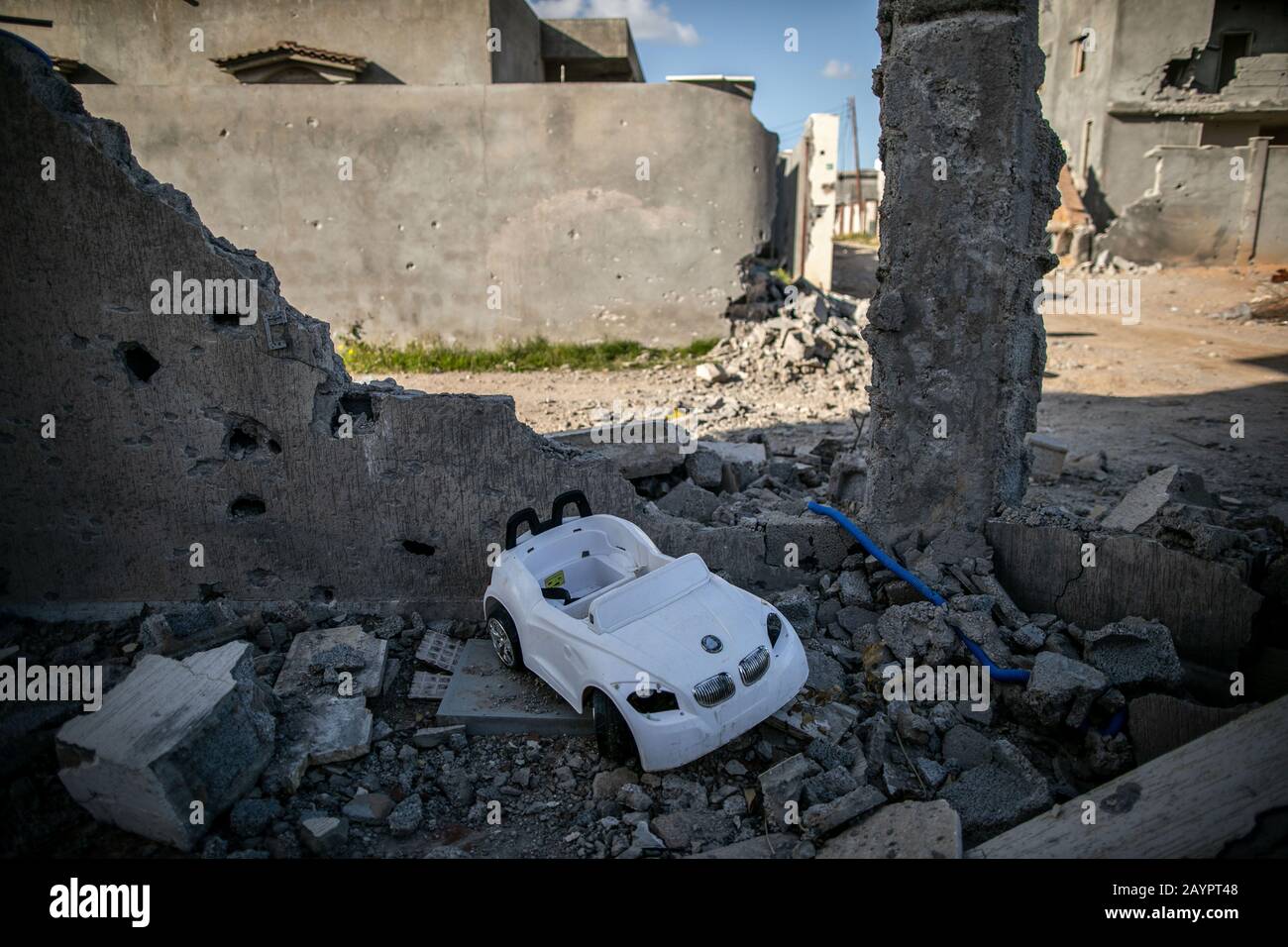 (200216) -- TRIPOLI, le 16 février 2020 (Xinhua) -- la photo prise le 16 février 2020 montre une voiture de jouet dans une maison détruite dans la banlieue abandonnée de Khallat Al-Ferjan dans le sud de Tripoli, en Libye. Le Premier ministre libyen, soutenu par les Nations Unies, Fayez Serraj, a souligné samedi le cessez-le-feu comme condition préalable à toute négociation. L'armée libyenne basée à l'est mène une campagne militaire depuis avril 2019 à Tripoli et dans les environs, tentant de prendre la ville et de renverser le gouvernement soutenu par l'ONU. Les combats ont tué et blessé des milliers de personnes et forcé plus de 150 000 personnes à fuir leur foyer. (Photo Par Amr Banque D'Images