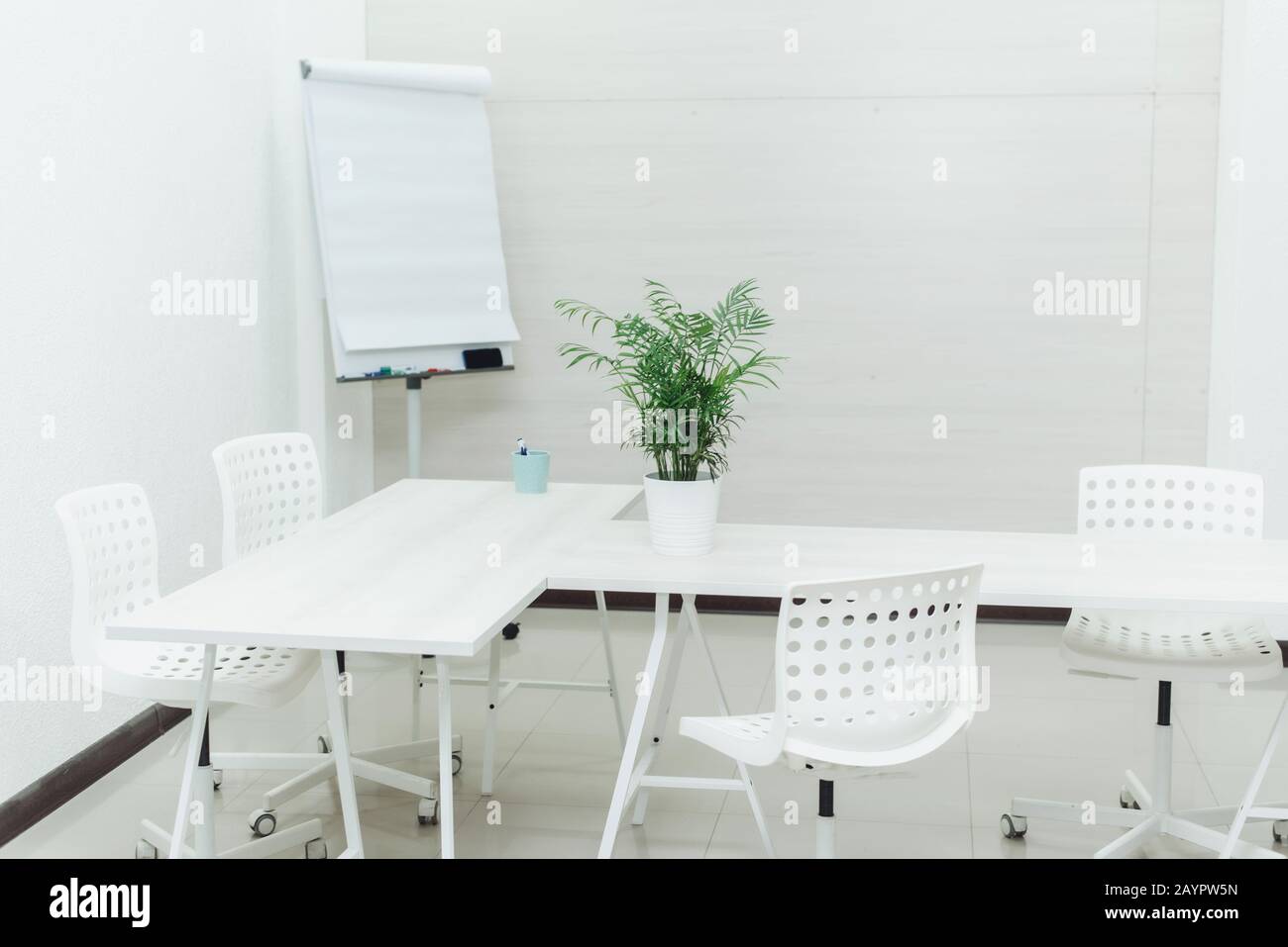 Petit bureau lumineux et vide avec chaises, table et tableau de conférence.  Une petite chambre confortable pour étudier à l'université. CopySpace,  modèle Photo Stock - Alamy