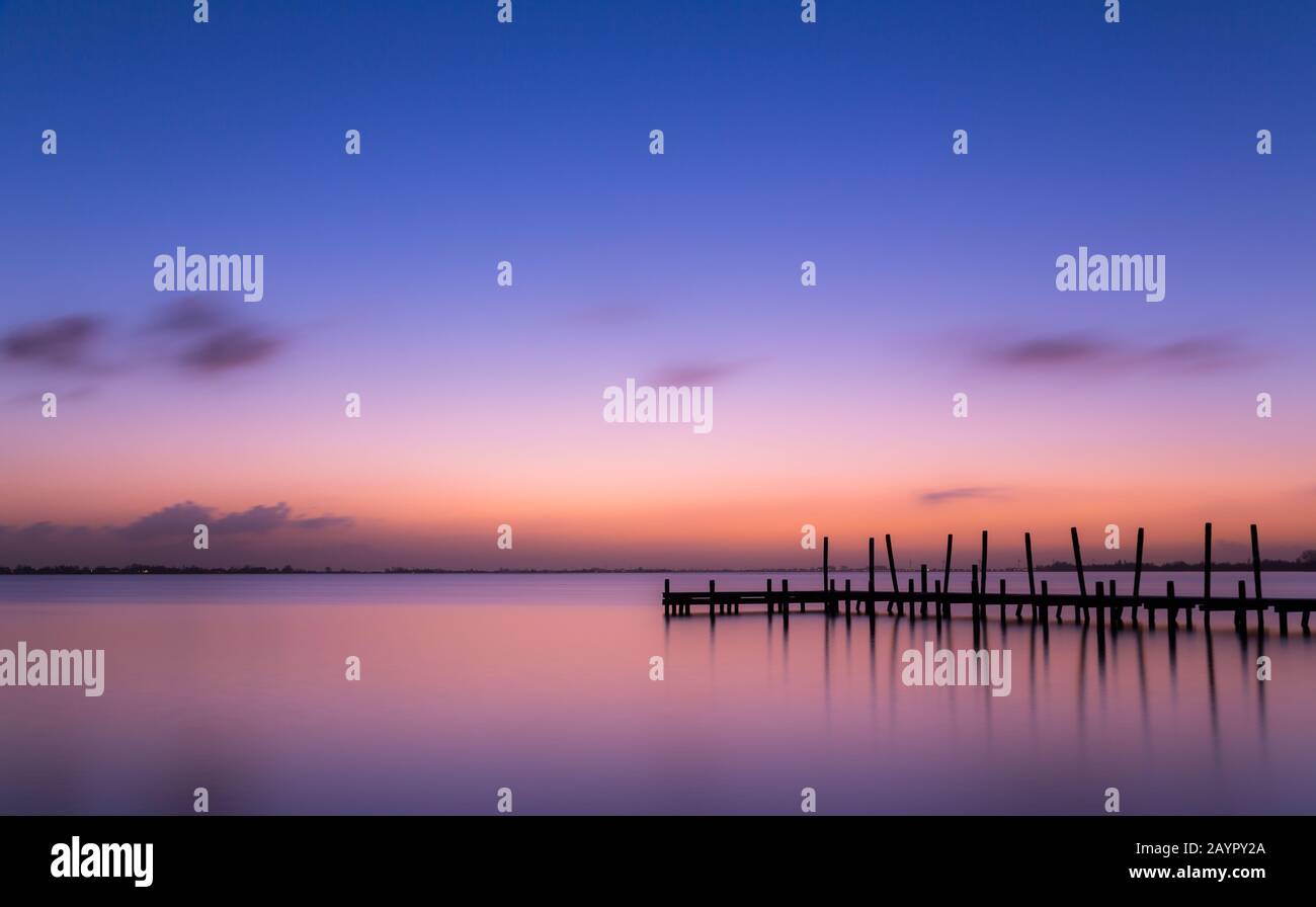 Beau coucher de soleil animé en hiver à la jetée de Westeinderplassen à Aalsmeer près d'Amsterdam, aux Pays-Bas. Banque D'Images
