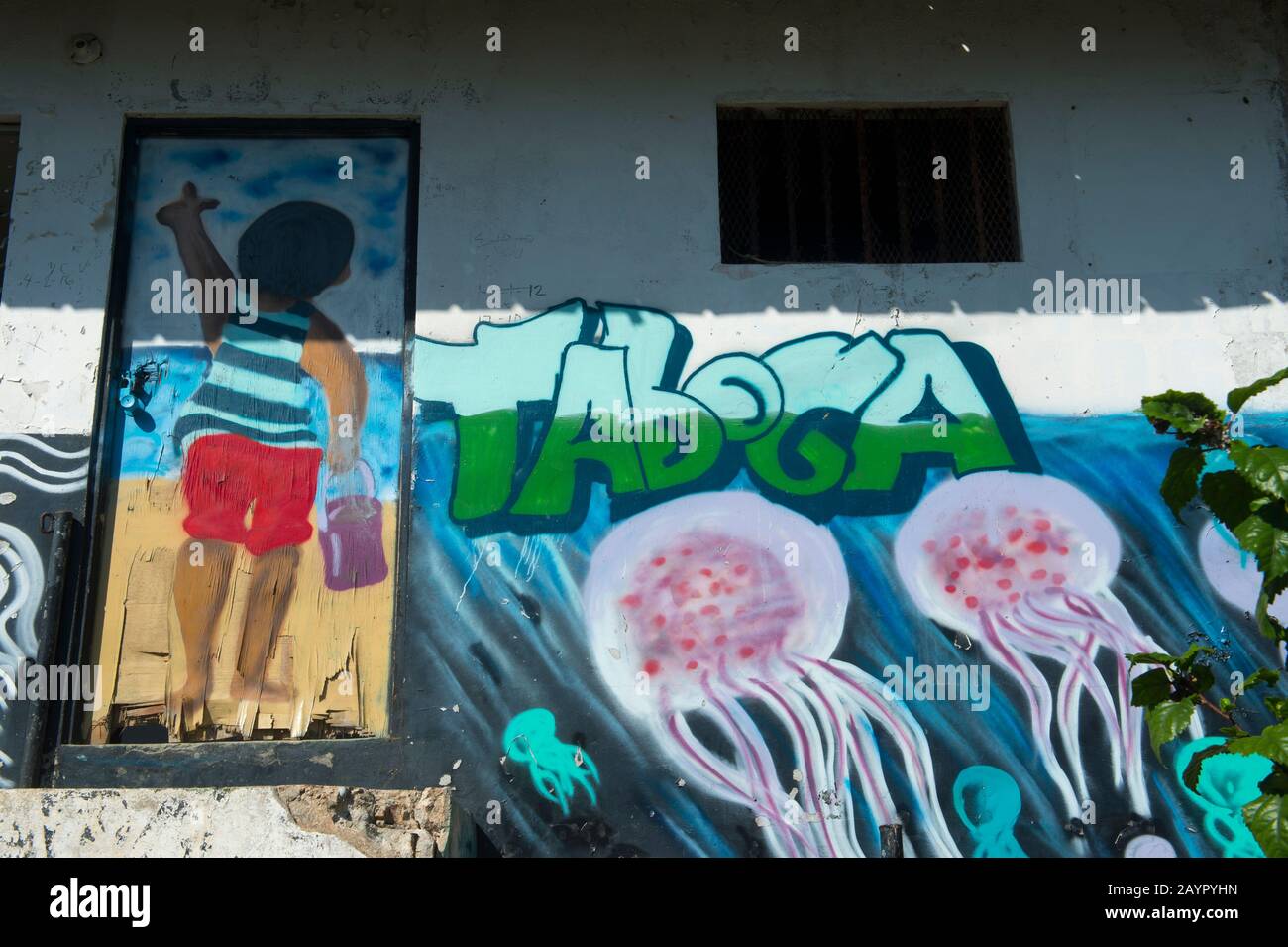 Détail d'une maison avec une murale colorée sur le mur sur l'île tropicale d'Isla Taboga au large de la côte de Panama City, Panama. Banque D'Images