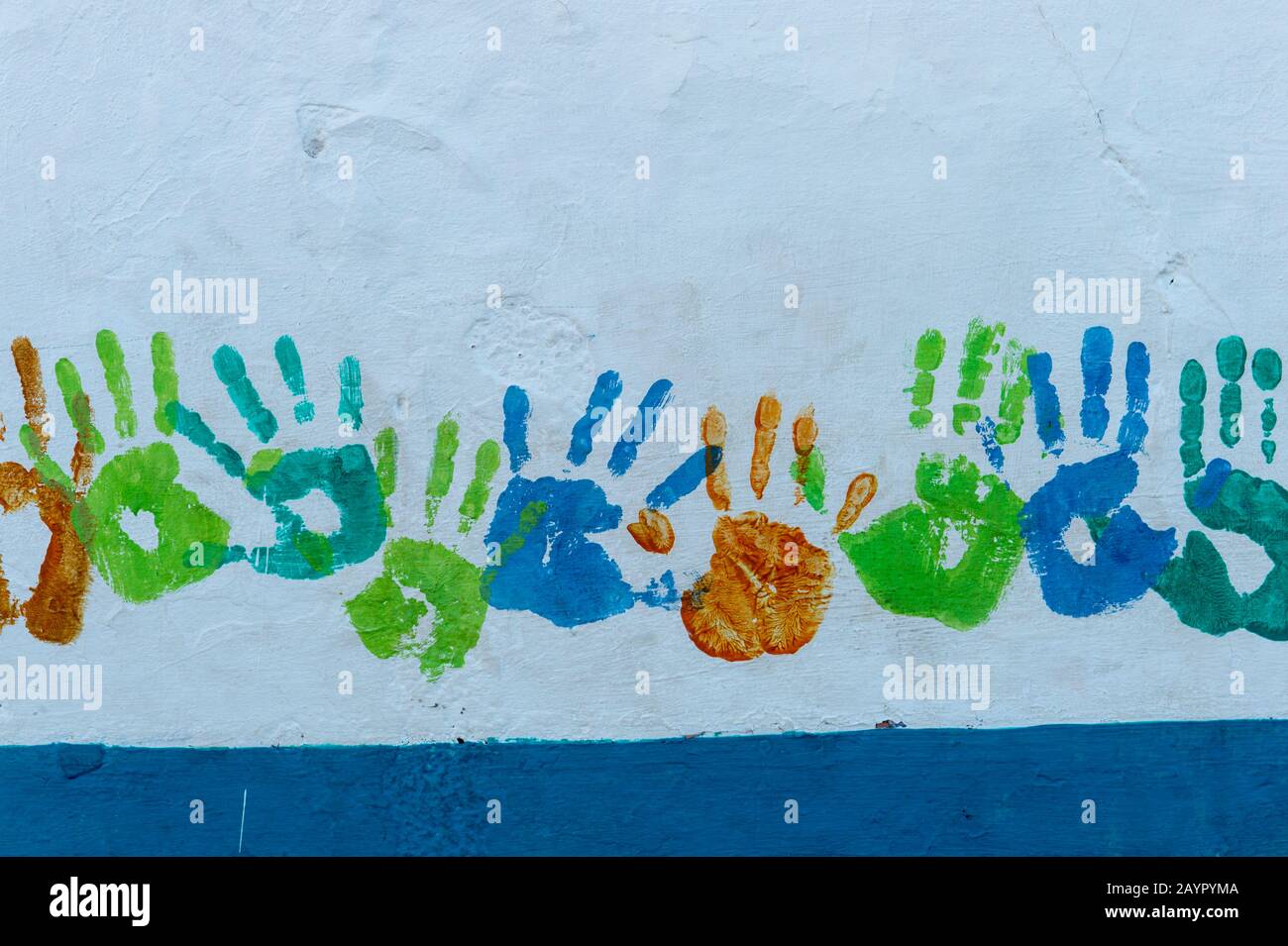 Détail d'une maison avec des reproductions colorées sur le mur sur l'île tropicale d'Isla Taboga au large de la côte de Panama City, Panama. Banque D'Images