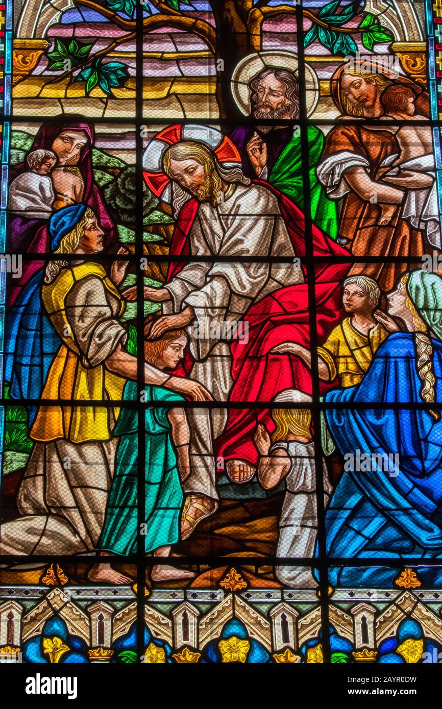 Jésus est représenté dans une vitrail de la Basilique de la vache nationale, une église catholique romaine située dans le centre historique de Quito, en Équateur Banque D'Images