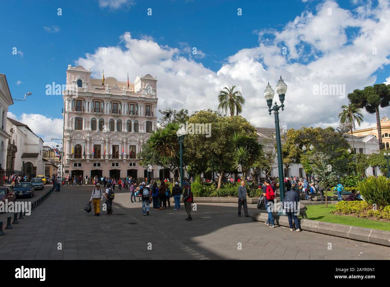 Vue sur la Plaza Grande (connue officiellement sous le nom de Plaza de la Independencia) dans le centre historique (site du patrimoine mondial de l'UNESCO) de la ville de Quito, Ecuad Banque D'Images