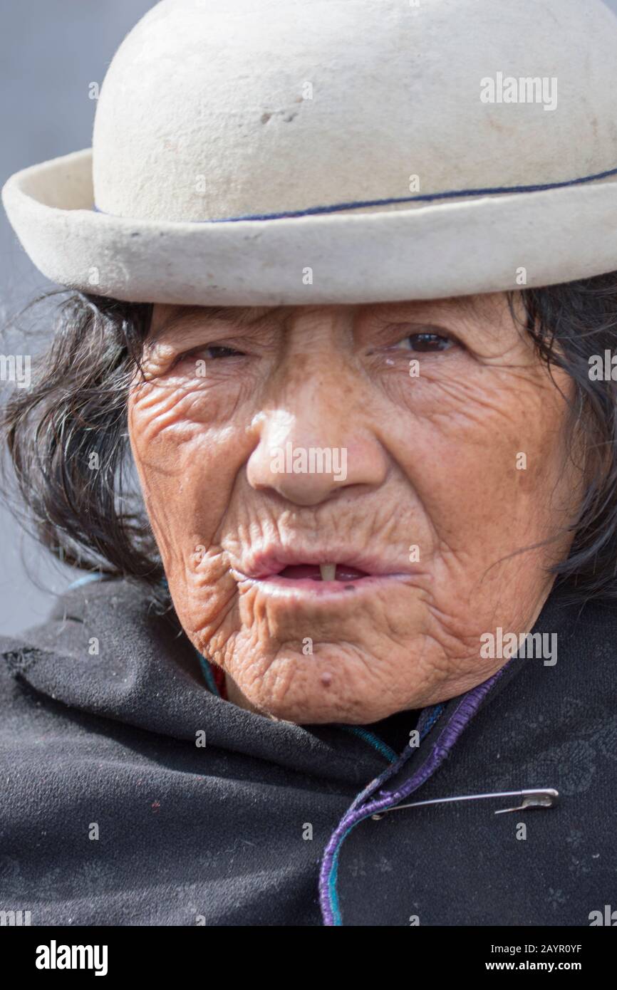 Portrait d'une vieille femme dans la ville de Quito, Équateur. Banque D'Images