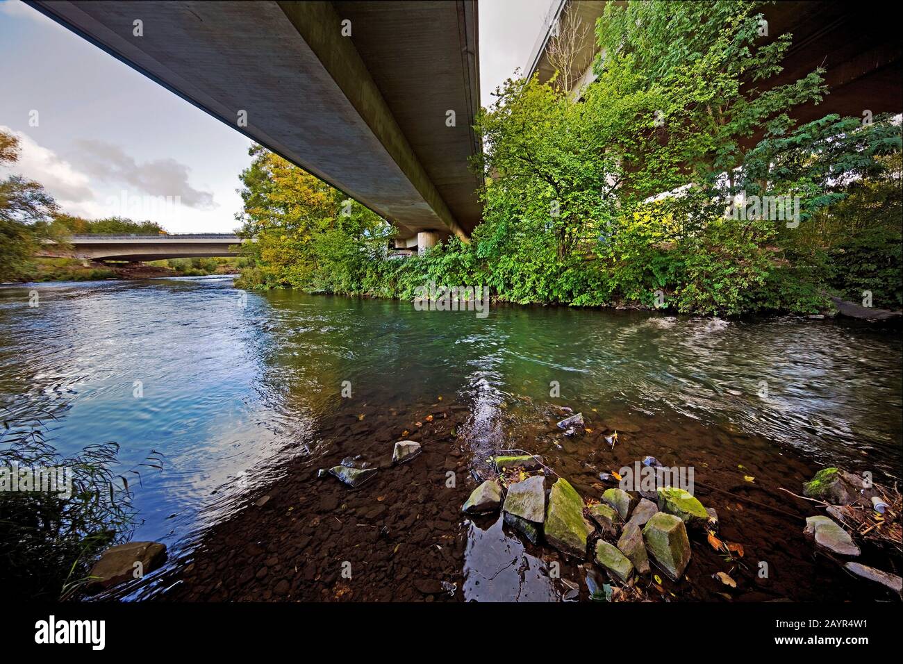 Rivière Moehne qui coule dans la rivière Ruhr, pont d'autoroute A46 et route fédérale 7 ci-dessus, Allemagne, Rhénanie-du-Nord-Westphalie, Sauerland, Arnsberg Banque D'Images