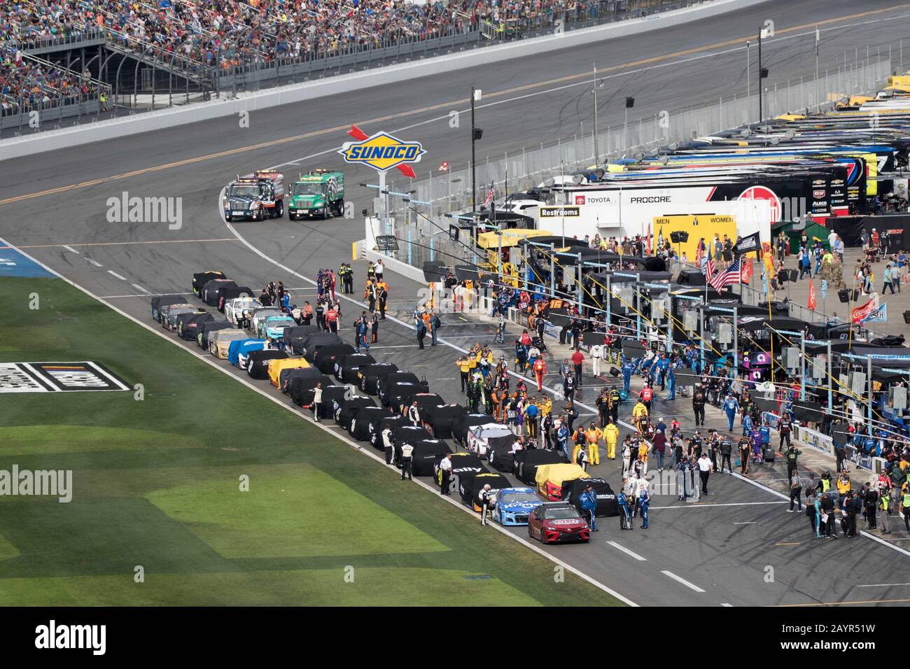 Daytona, États-Unis. 16 février 2020. Les bâches sont placées sur les voitures pendant le premier retard de pluie à la Daytona 500 2020, le dimanche 16 février 2020 à Daytona, en Floride. Photo par Edwin Locke/UPI crédit: UPI/Alay Live News Banque D'Images