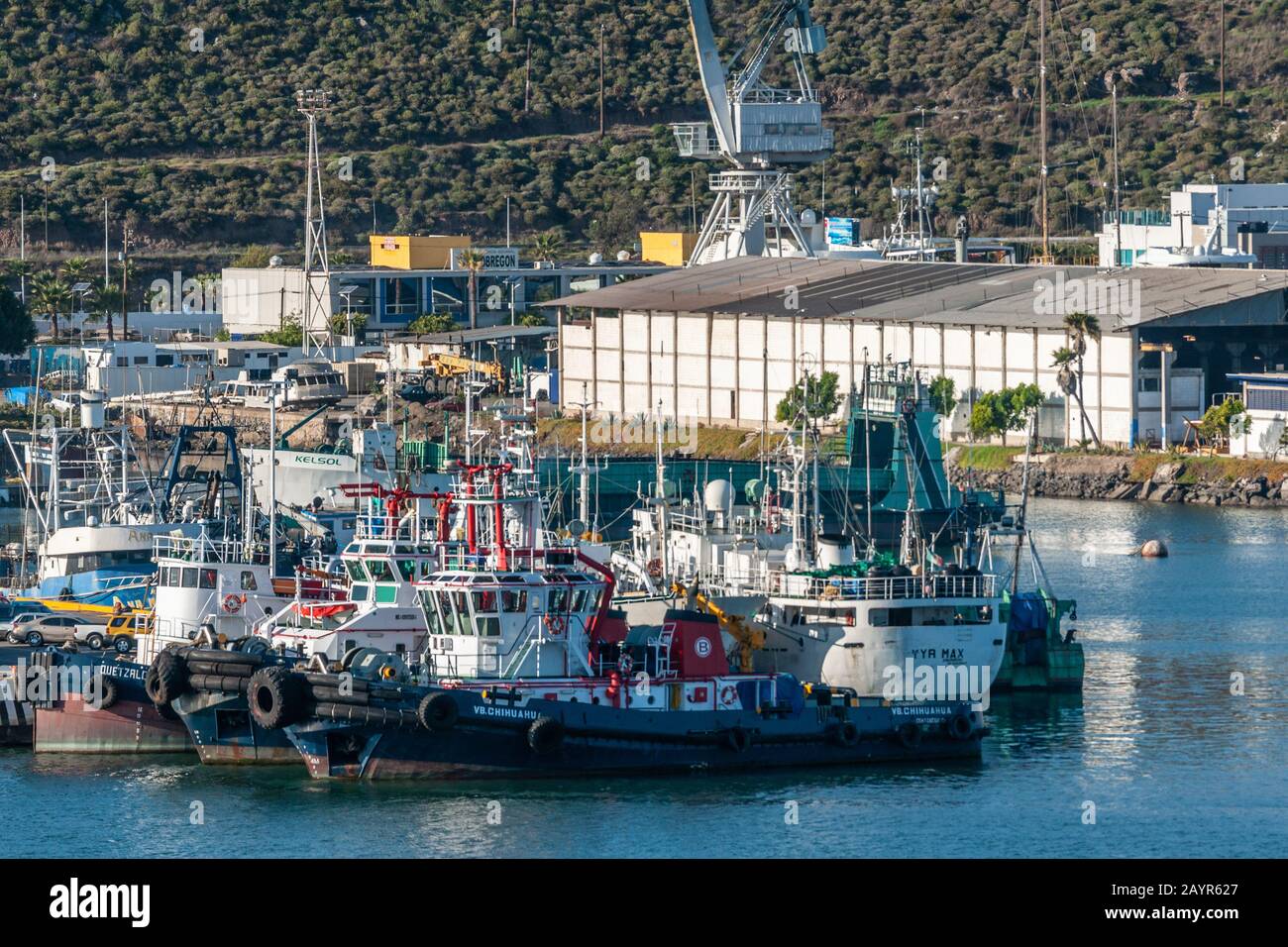 Ensenada, Mexique - 17 janvier 2012: Fermeture de quelques bateaux de pêche amarrés côte à côte au port. Banque D'Images