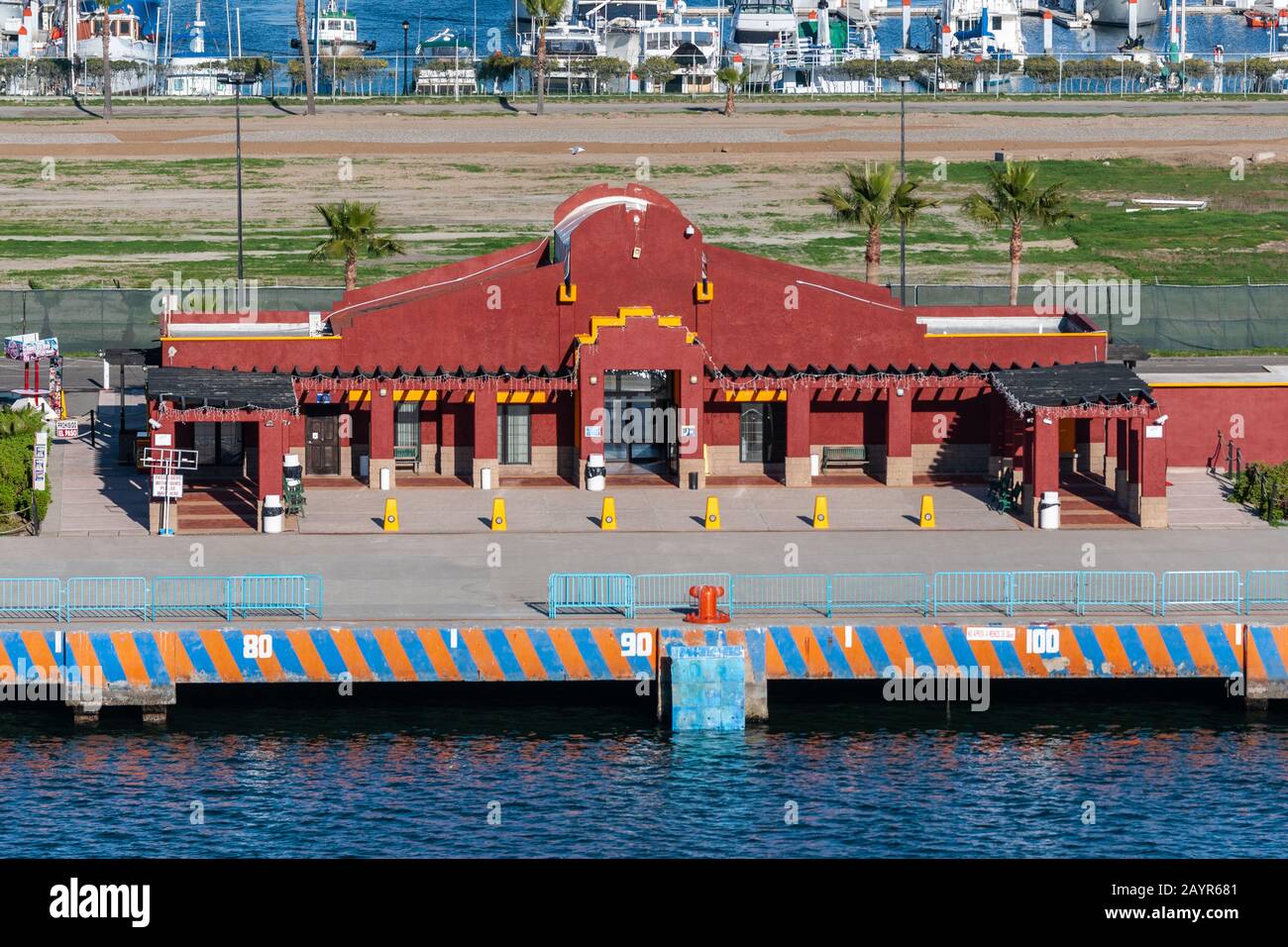 Ensenada, Mexique - 17 janvier 2012: Fermeture du terminal de croisière au port avec quelques bateaux de plaisance sur l'eau bleue à l'arrière. Banque D'Images