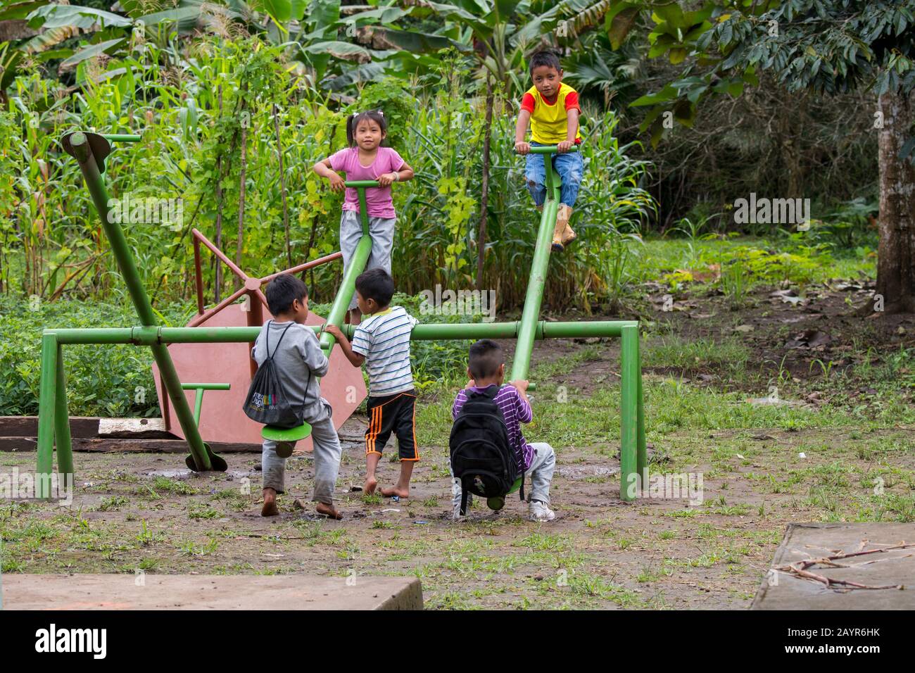 Les enfants scolarisés sur le terrain de jeux qui s'émerge dans la communauté natale de Kichwa, O El Pilchi, près de la Selva Lodge, près de Coca, en Équateur. Banque D'Images