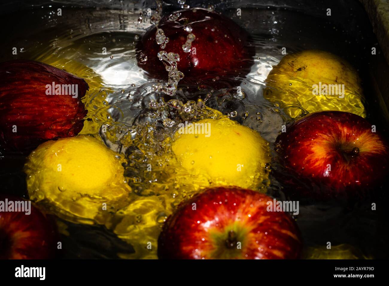 Différents types de fruits. Pommes et poires Banque D'Images