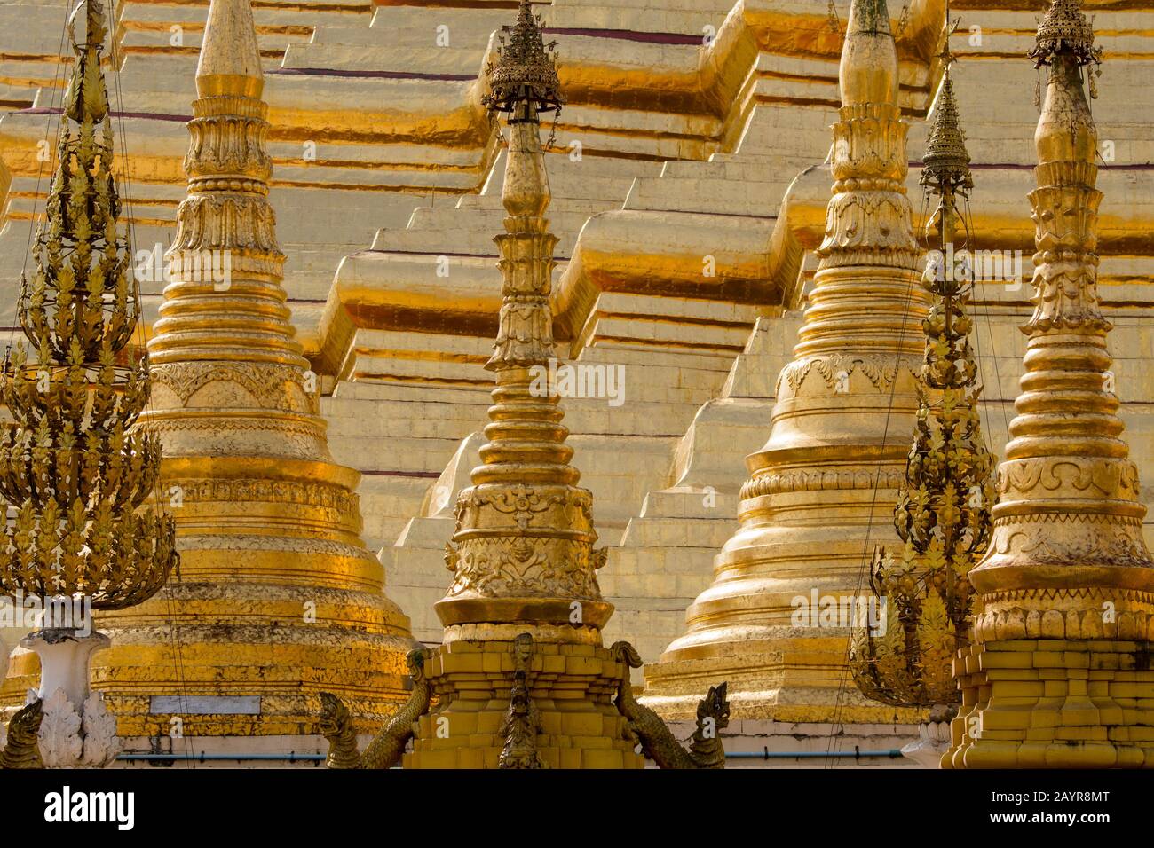 Vue sur les stupas d'or à la pagode Shwedagon de 2 500 ans à Yangon (Rangoon), la plus grande ville du Myanmar. Banque D'Images