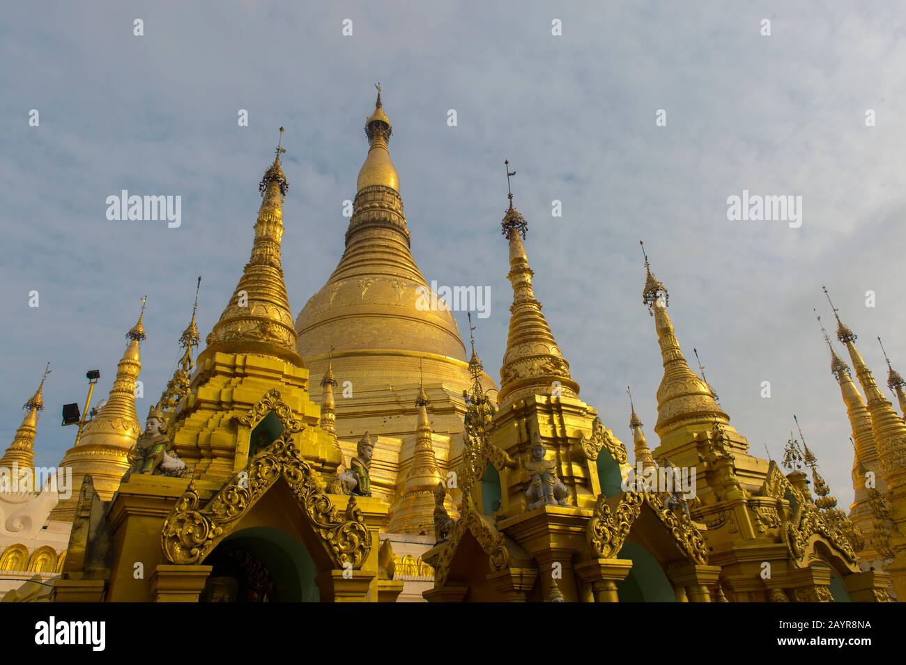 Vue sur la stupa dorée de la Pagode Shwedagon de 2 500 ans à Yangon (Rangoon), la plus grande ville du Myanmar. Banque D'Images