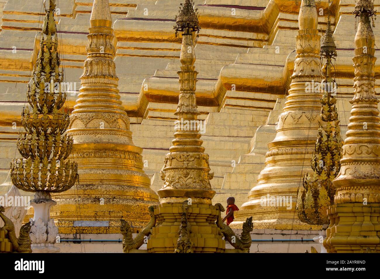 Vue sur les stupas d'or à la pagode Shwedagon de 2 500 ans à Yangon (Rangoon), la plus grande ville du Myanmar. Banque D'Images