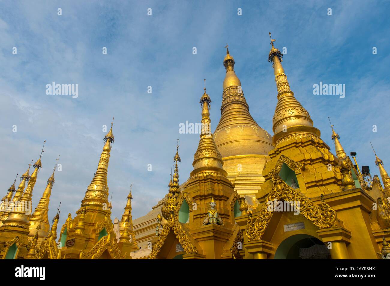 Vue sur la stupa dorée de la Pagode Shwedagon de 2 500 ans à Yangon (Rangoon), la plus grande ville du Myanmar. Banque D'Images