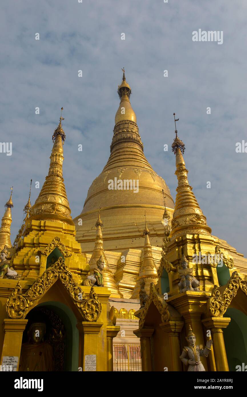 Vue sur la stupa dorée de la Pagode Shwedagon de 2 500 ans à Yangon (Rangoon), la plus grande ville du Myanmar. Banque D'Images