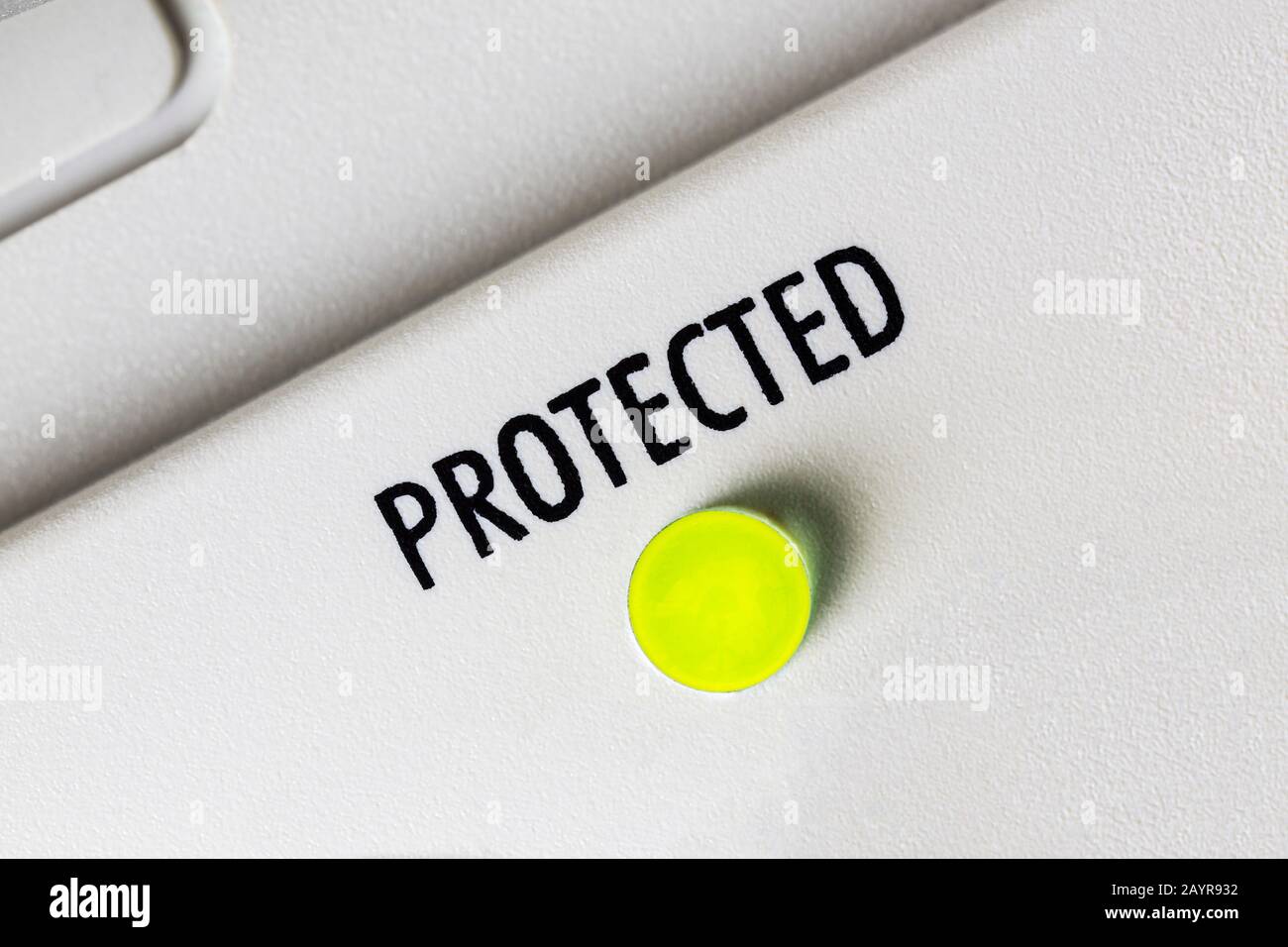Photo macro gros plan du voyant de contrôle protégé sur le dispositif d'alimentation de protection contre les surtensions. Banque D'Images