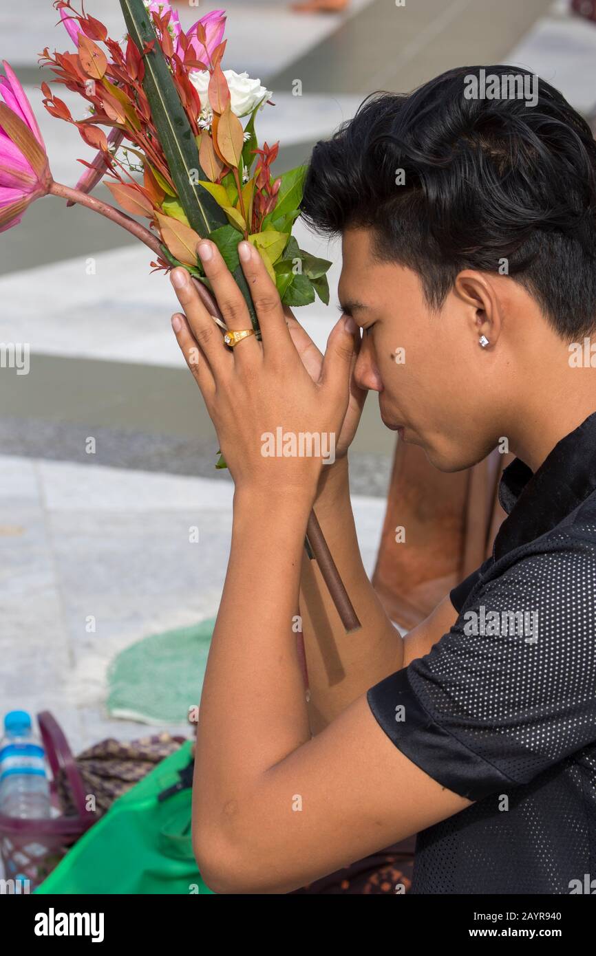 Un homme adorait la pagode Shwedagon de 2 500 ans à Yangon (Rangoon), la plus grande ville du Myanmar. Banque D'Images