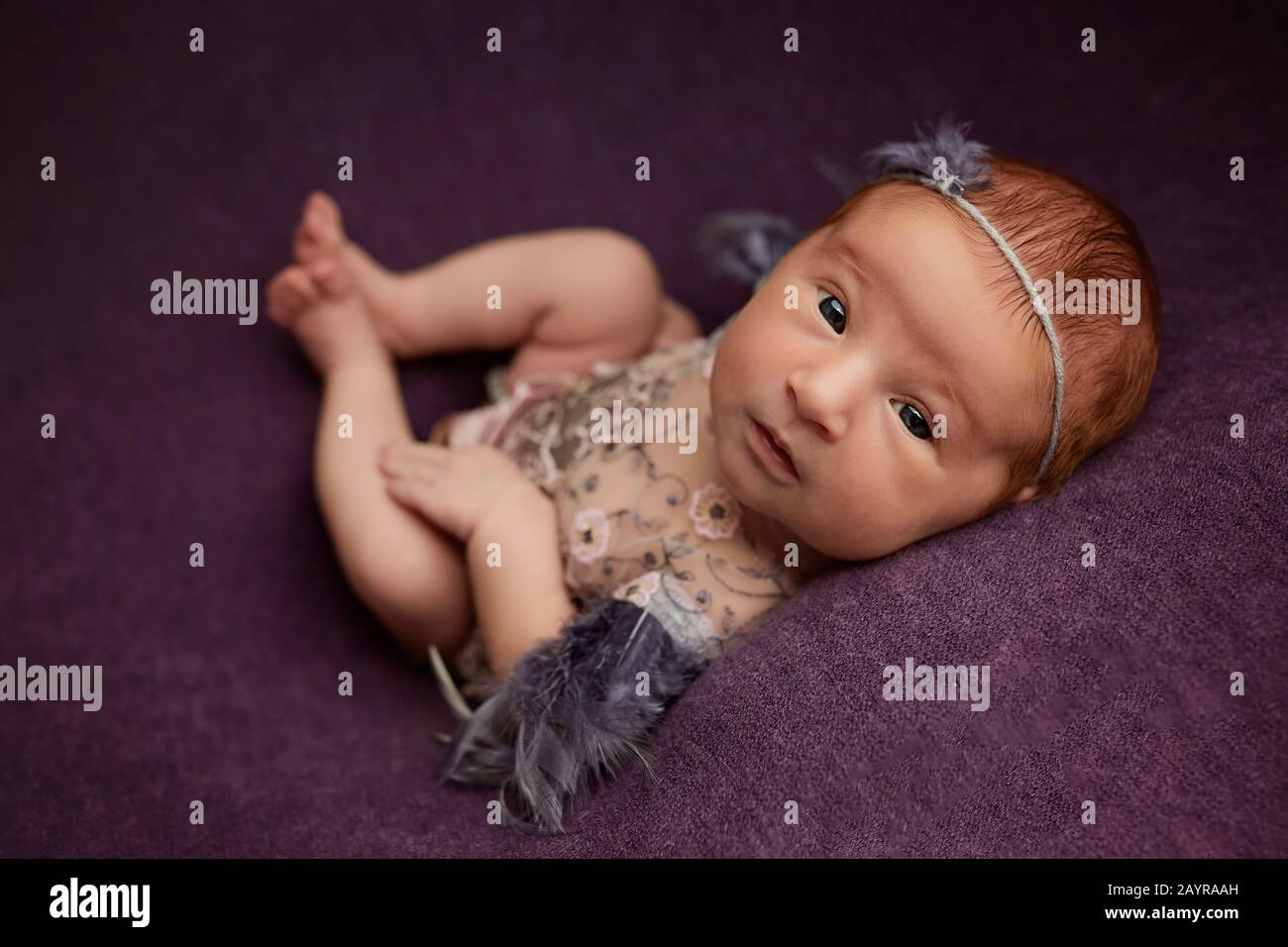 Concept des photos nouveau-nés, portrait d'art d'une petite fille Banque D'Images