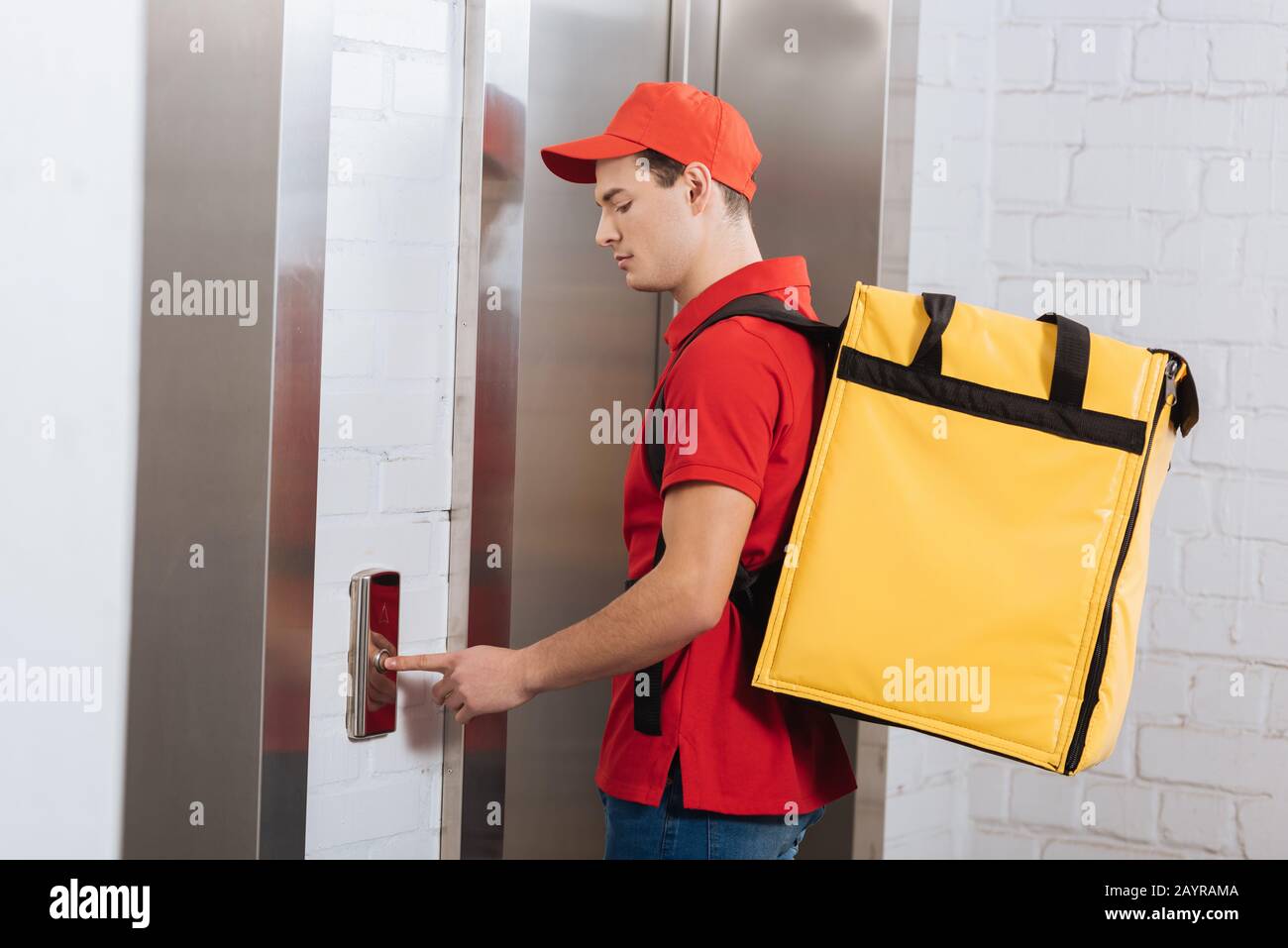 Vue latérale du courrier avec bouton d'ascenseur à enfoncer thermo sac à dos Banque D'Images