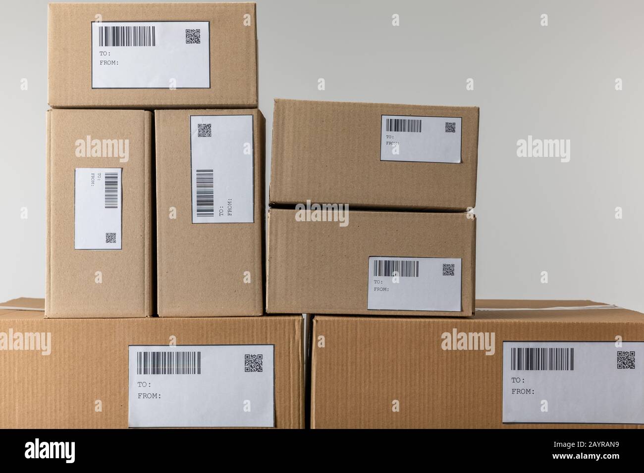 Boîtes en carton empilées avec codesbarres et codes qr isolés en gris