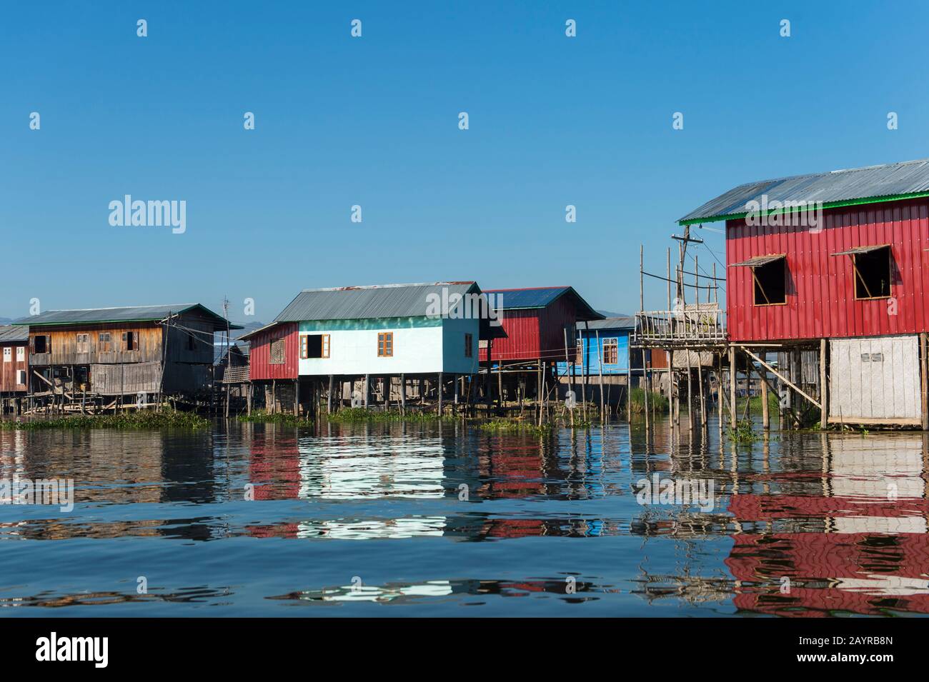 Une scène de village avec des maisons sur pilotis dans un village du lac Inle au Myanmar. Banque D'Images