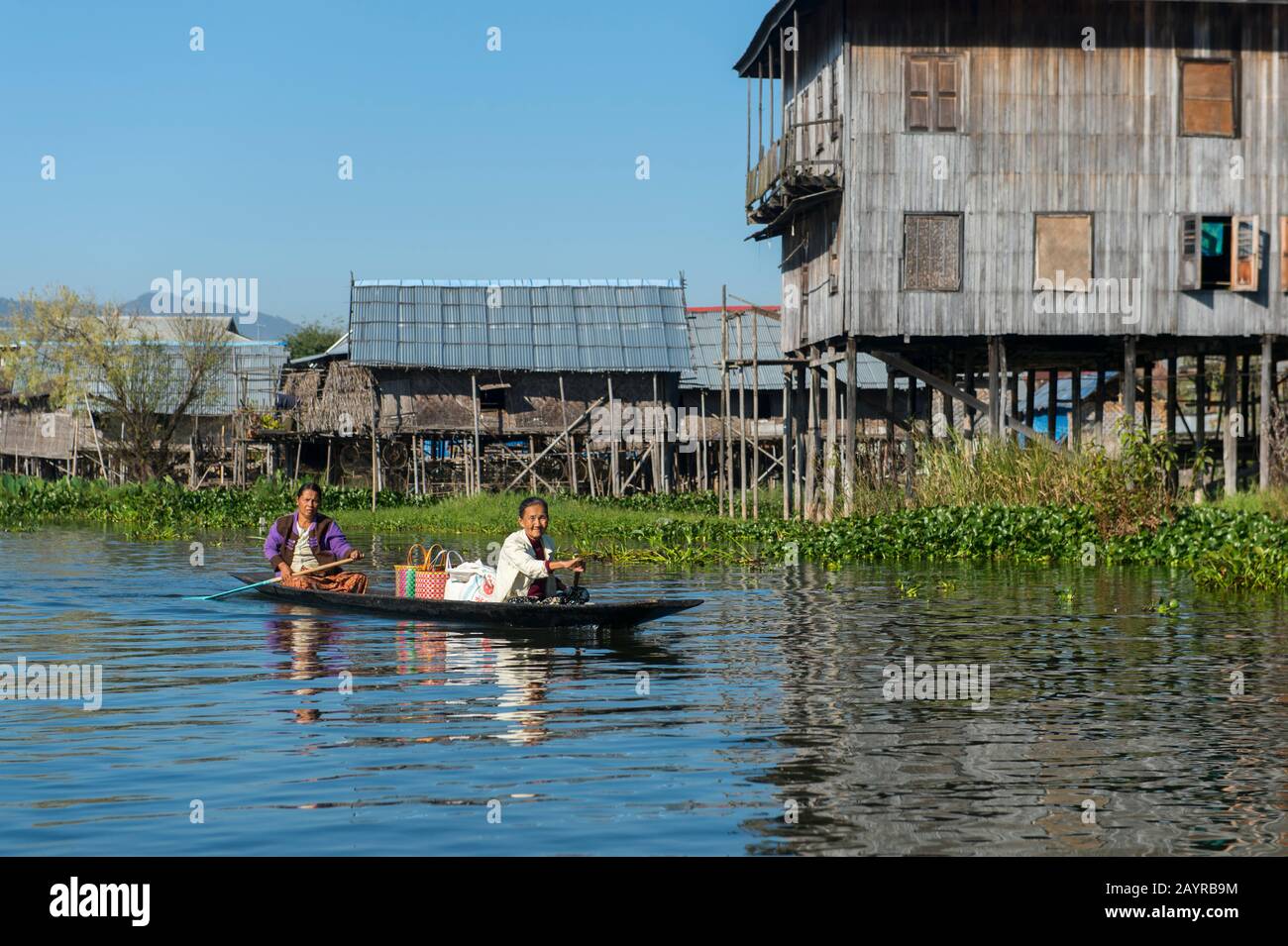 Une scène de village avec des maisons sur pilotis dans un village du lac Inle au Myanmar. Banque D'Images
