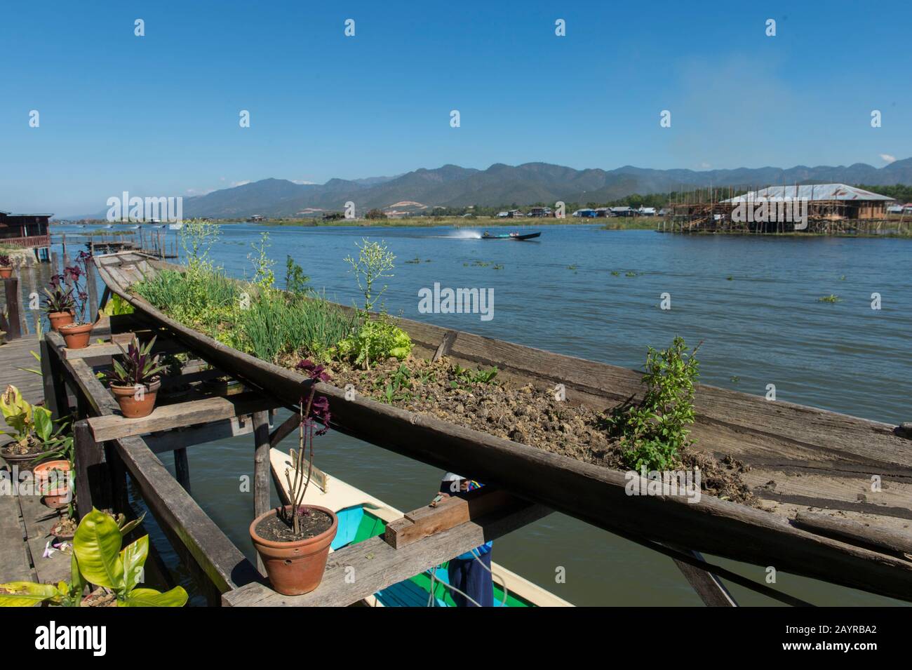 Une scène de village avec un jardin d'herbes dans un vieux bateau dans un village sur pilotis dans le lac Inle au Myanmar. Banque D'Images