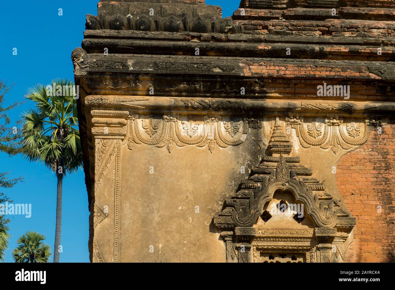 Détail de l'ornementation en stuc sur le temple Gubyaukgyi, est un temple bouddhiste construit en 1113 AD par le prince Yazakumar, à Bagan, au Myanmar. Banque D'Images