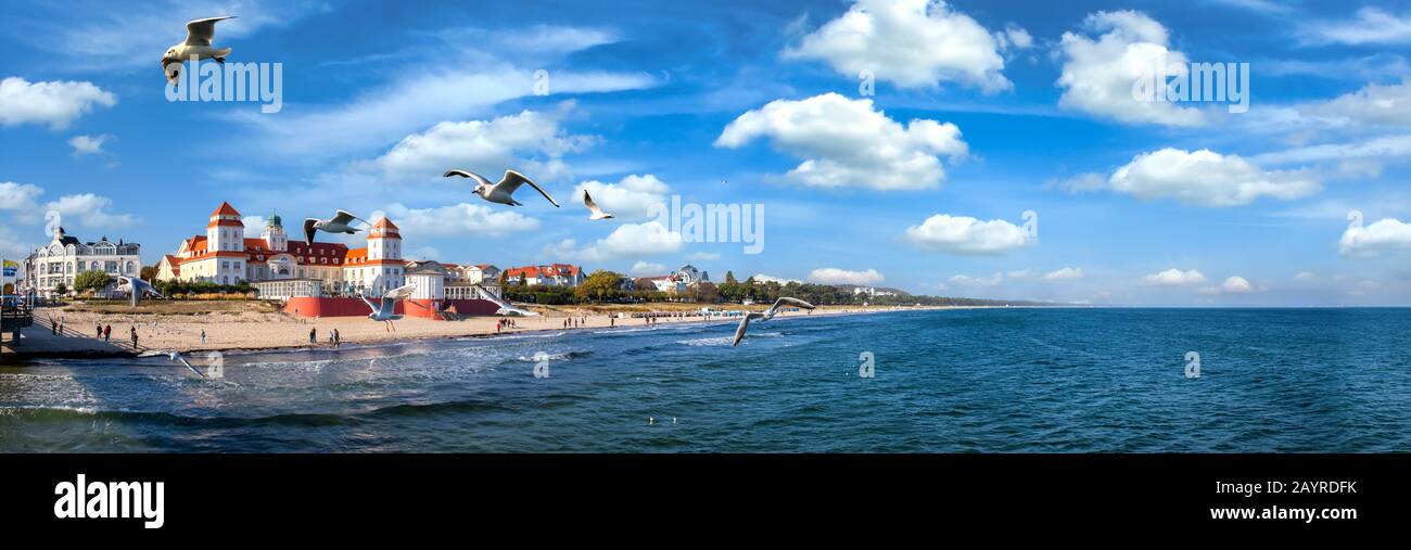 Promenade panoramique sur la plage de Rügen-Binz, une journée ensoleillée avec spa en arrière-plan Banque D'Images