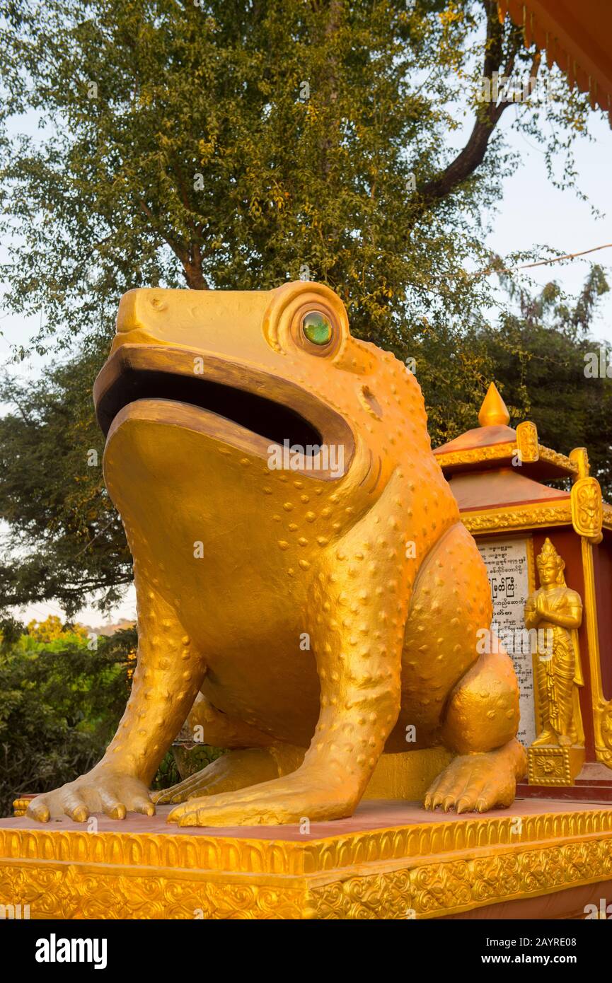 Une statue de grenouille dorée à l'entrée de Sagaing Hill à Sagaing, une ville à l'extérieur de Mandalay, au Myanmar. Banque D'Images