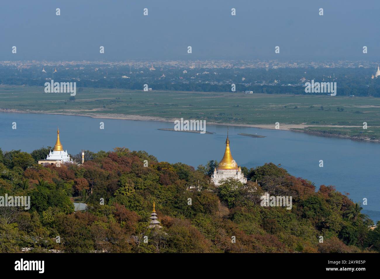 Vue de la Pagode de Sone Oo Pone Nya Shin sur la colline Sagaing des collines environnantes avec des pagodes et la rivière Irrawaddy (rivière Ayeyarwady) à Sagaing Banque D'Images