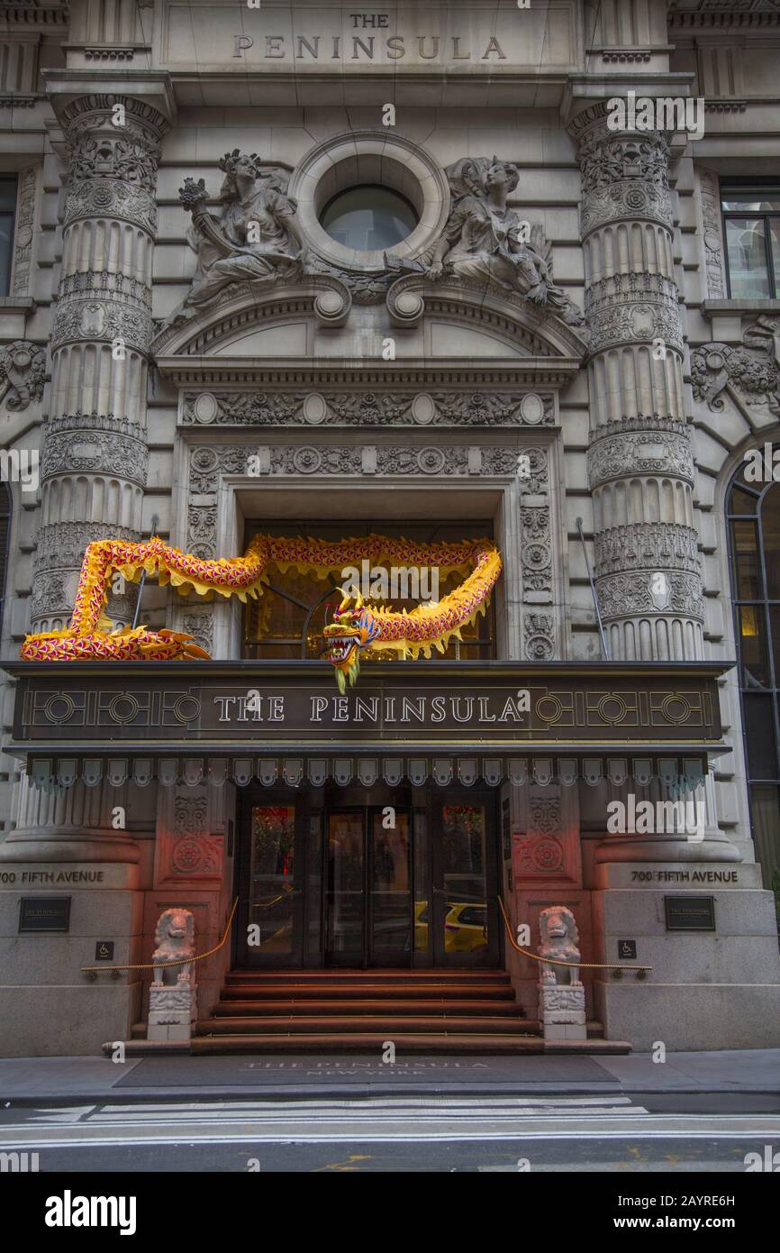 Entrée à l'hôtel Peninsula avec un dragon au sommet du marquis pendant le nouvel an chinois au 55ème rue et 5ème Avenue au milieu de Manhattan à New York Banque D'Images