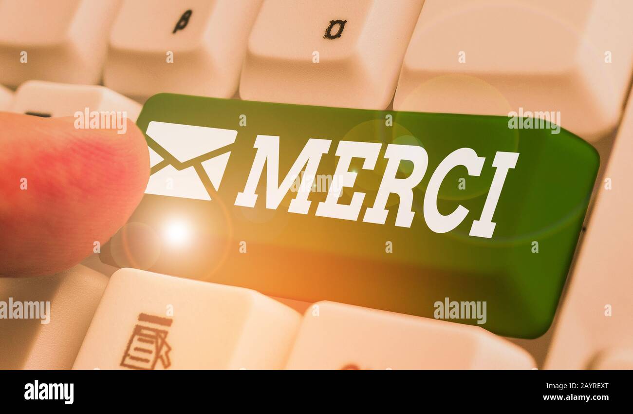 Note d'écriture montrant Merci. Business concept pour ce qui est dit ou réponse quand quelqu'un vous aide en France Merci Banque D'Images