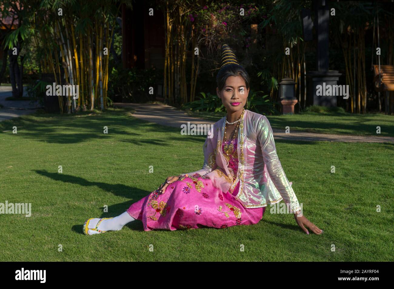 Un modèle de tournage au Rupar Mandalar Resort à Mandalay, au Myanmar avec un modèle portant le costume de la dynastie Eva (Inwa). Banque D'Images