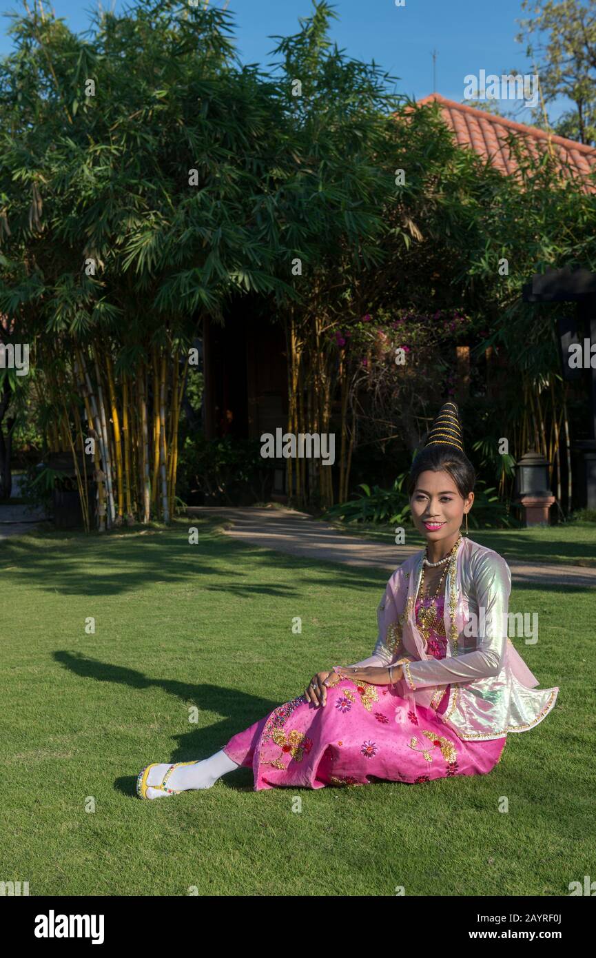 Un modèle de tournage au Rupar Mandalar Resort à Mandalay, au Myanmar avec un modèle portant le costume de la dynastie Eva (Inwa). Banque D'Images