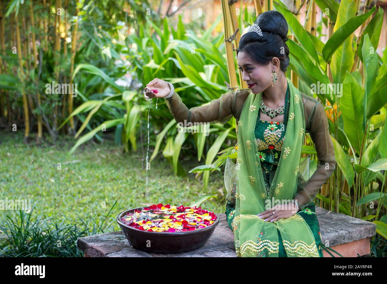 Un modèle de tournage au Rupar Mandalar Resort à Mandalay, au Myanmar avec un modèle portant le costume de la dynastie Conboung. Banque D'Images