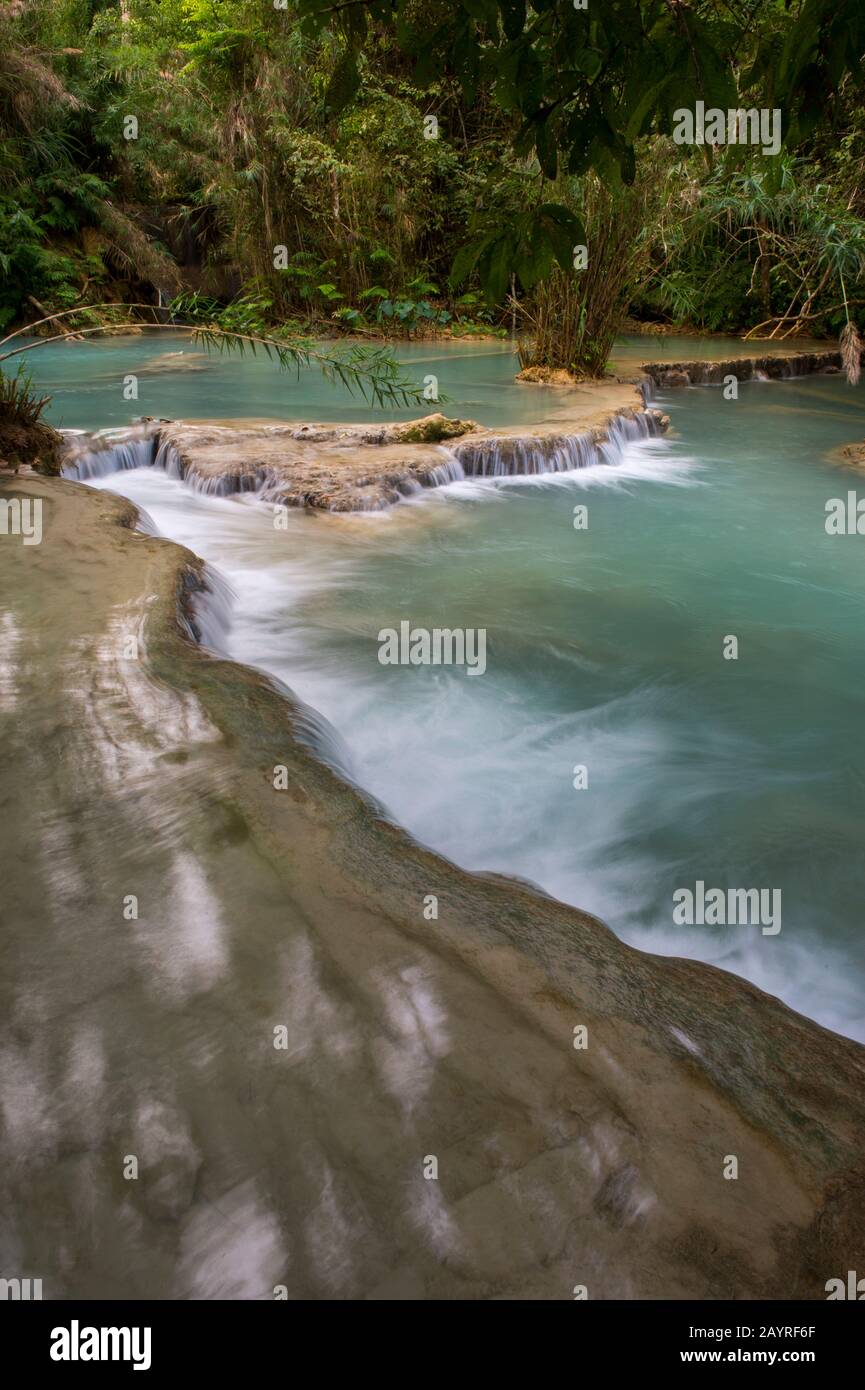 Les cascades inférieures et les piscines bleu turquoise des chutes Kuang si près de Luang Prabang au Laos. Banque D'Images