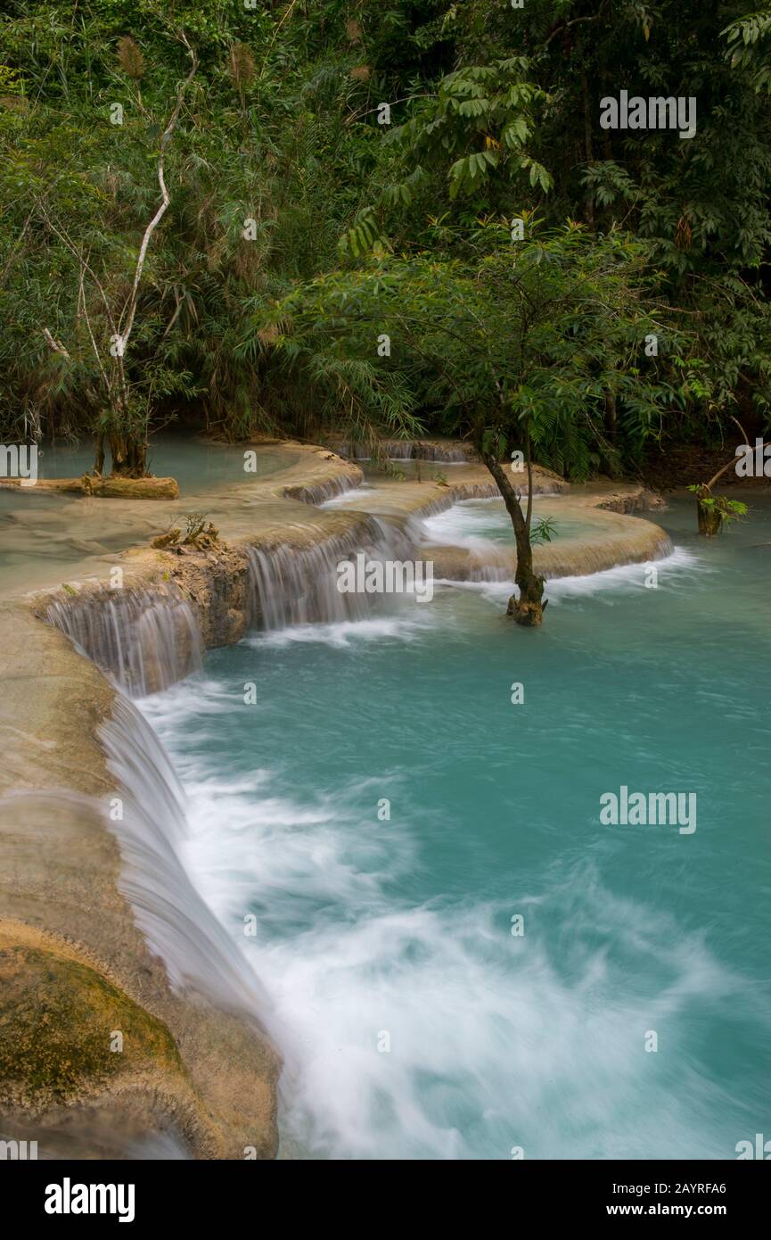 Les cascades et les piscines bleu turquoise des chutes Kuang si près de Luang Prabang au Laos. Banque D'Images