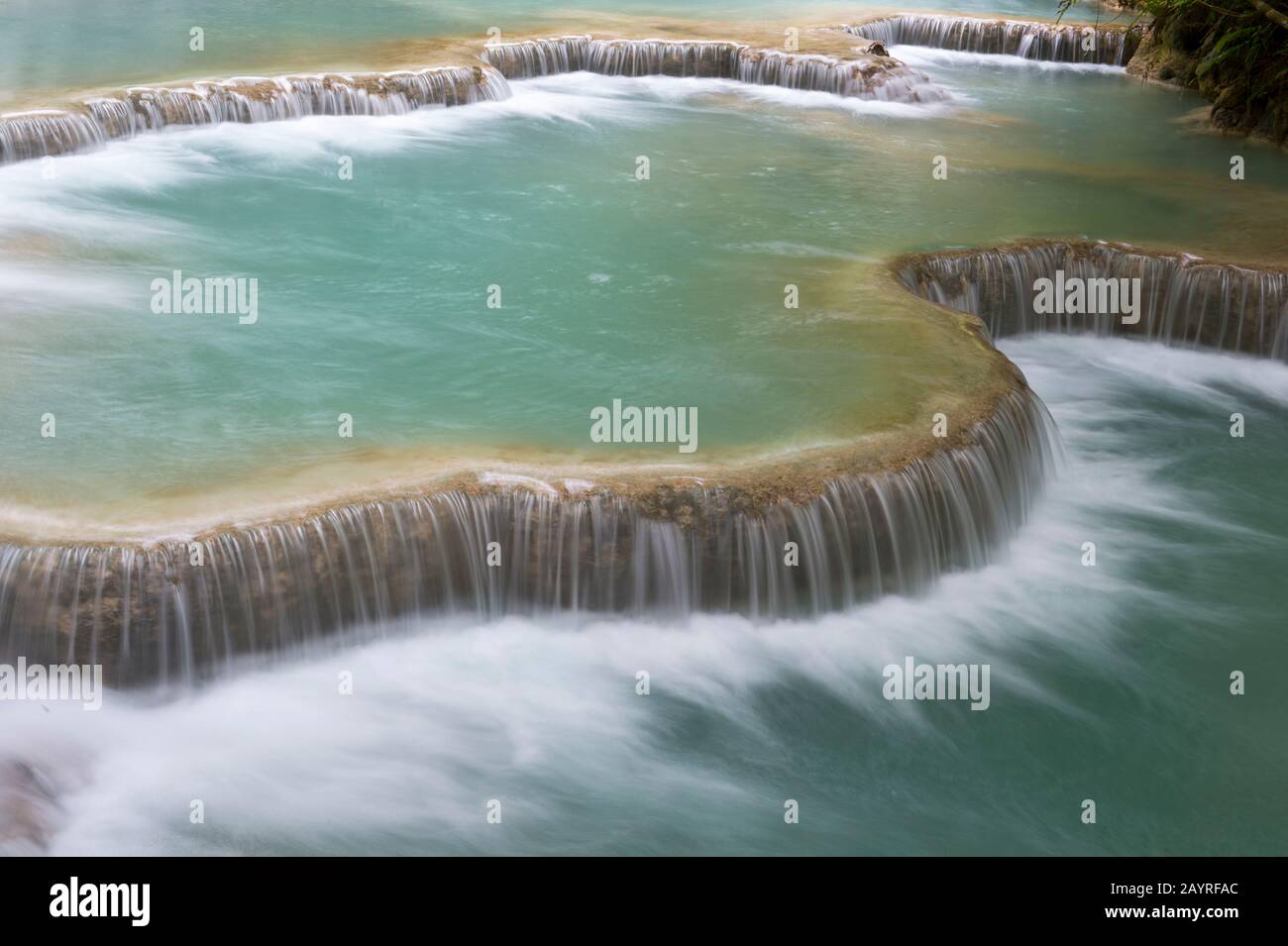 Cascades et piscines bleu turquoise des chutes Kuang si près de Luang Prabang au Laos. Banque D'Images