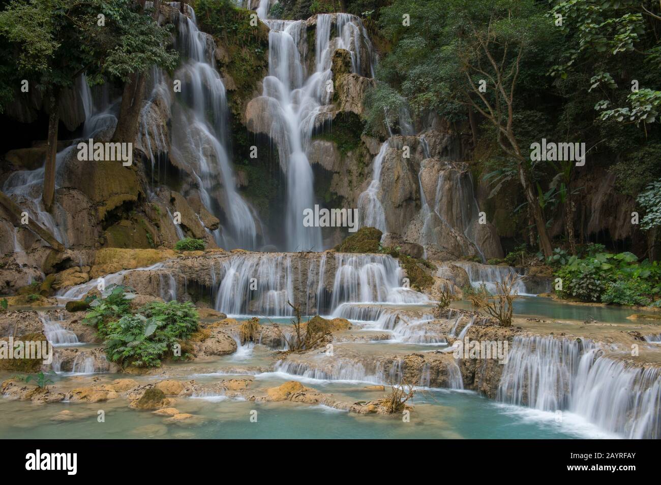 Vue depuis le pont de la partie supérieure de la cascade de Kuang si près de Luang Prabang au Laos. Banque D'Images