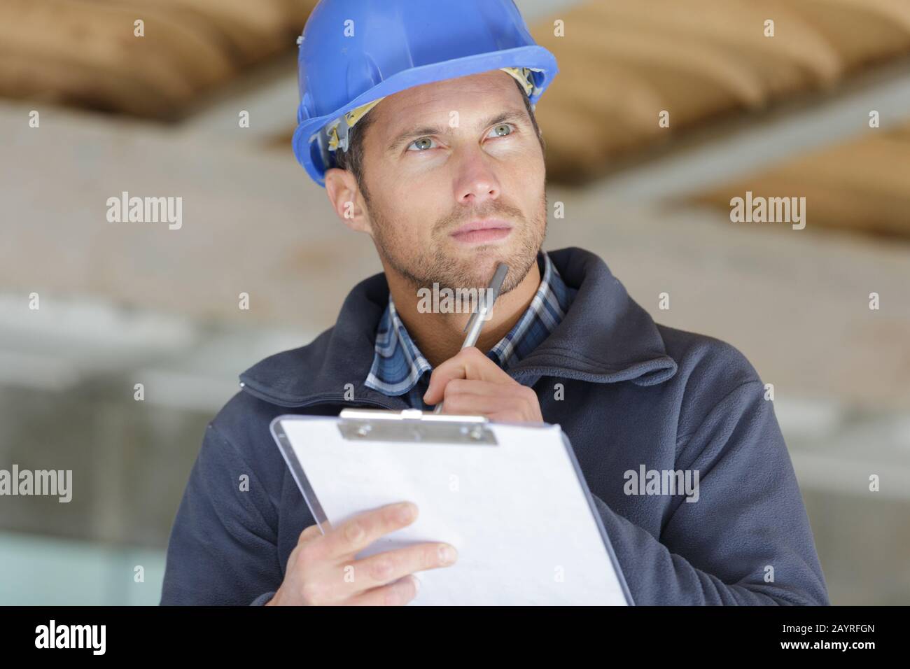 Portrait de workman préparation estimation pour travailler sur house Banque D'Images